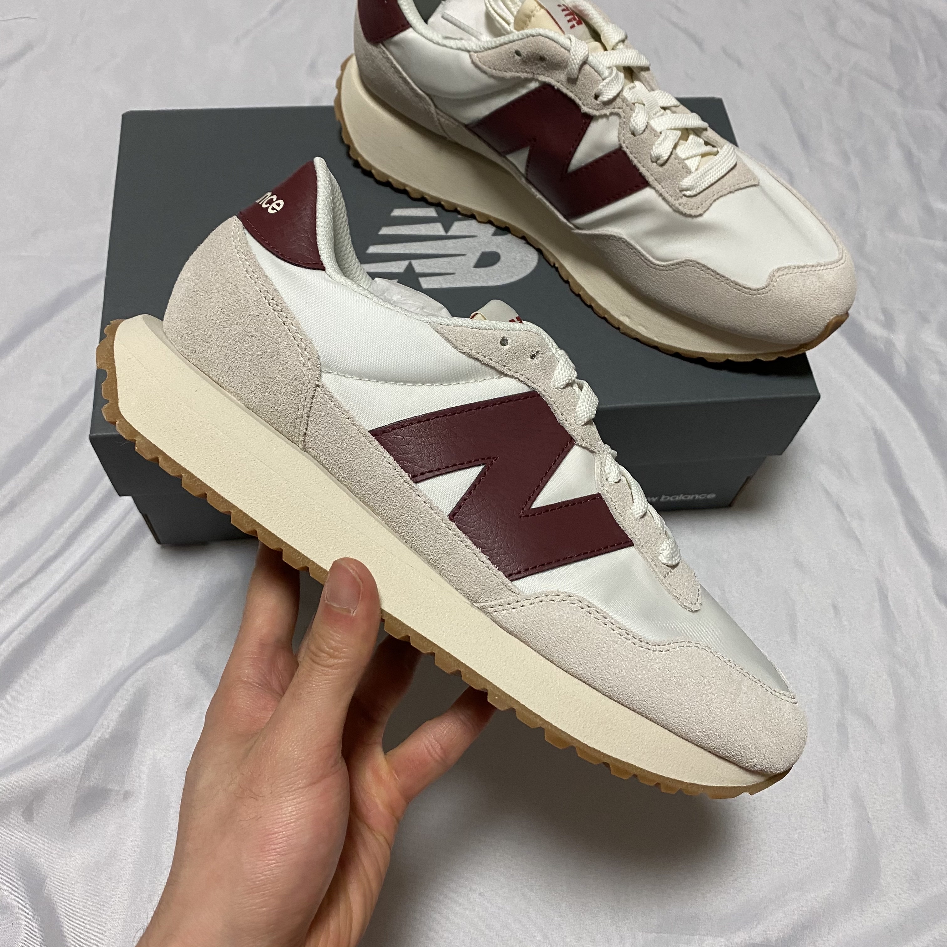 New Balance 237 Moonbeam Classic Burgundy 착용 스타일