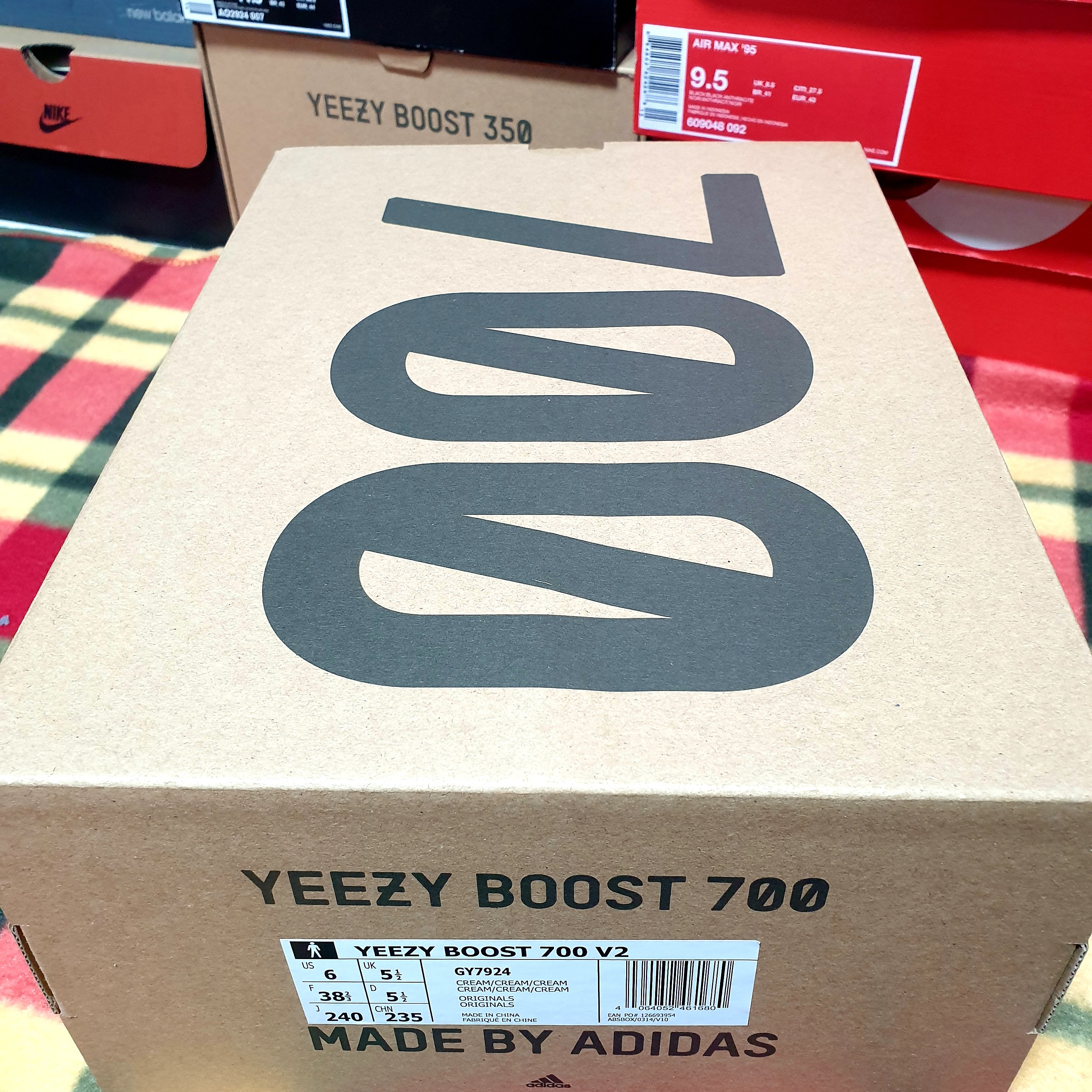 Adidas Yeezy Boost 700 V2 Cream 착용 스타일 - 2