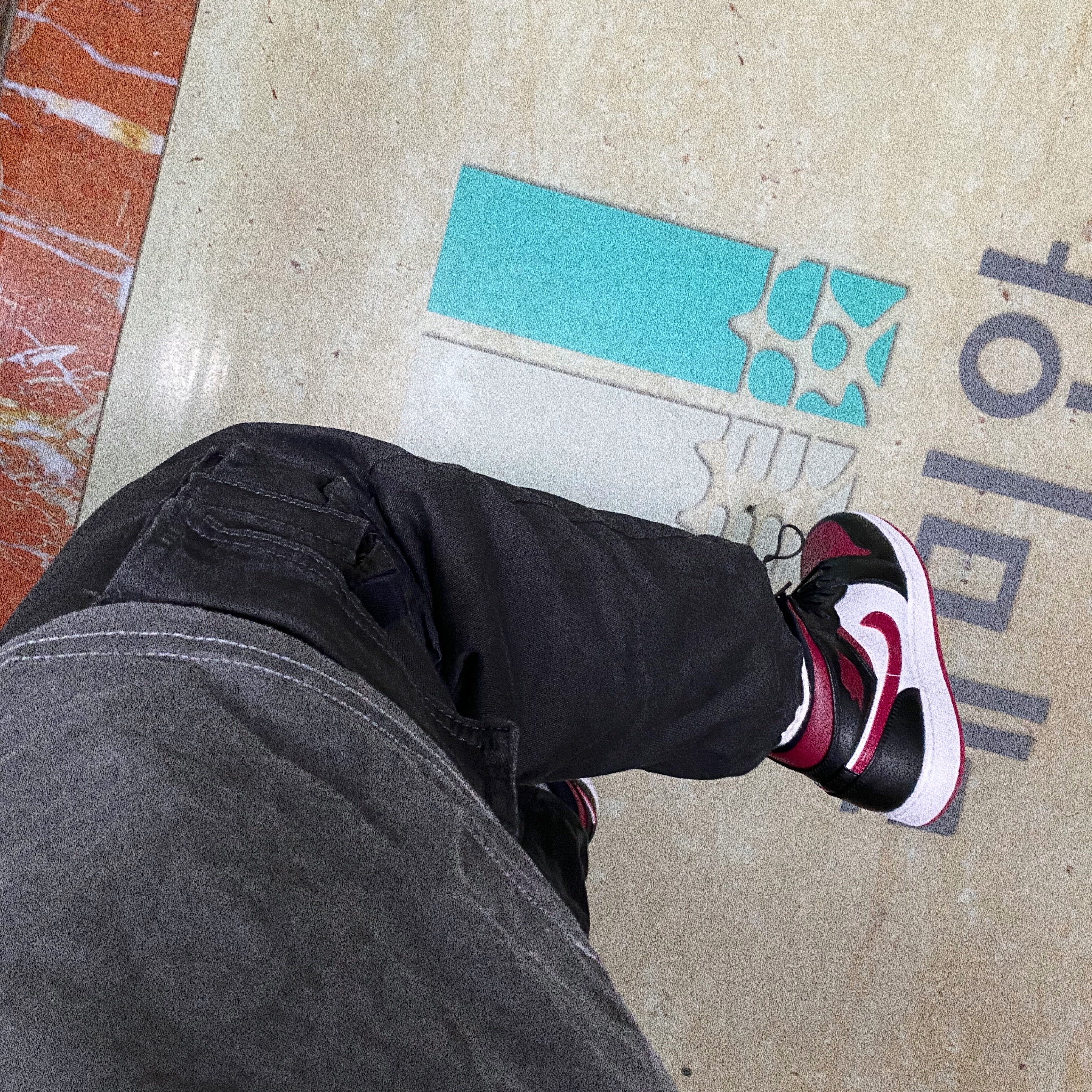 Jordan 1 Mid Bred Toe Noble Red 착용 스타일 - 2