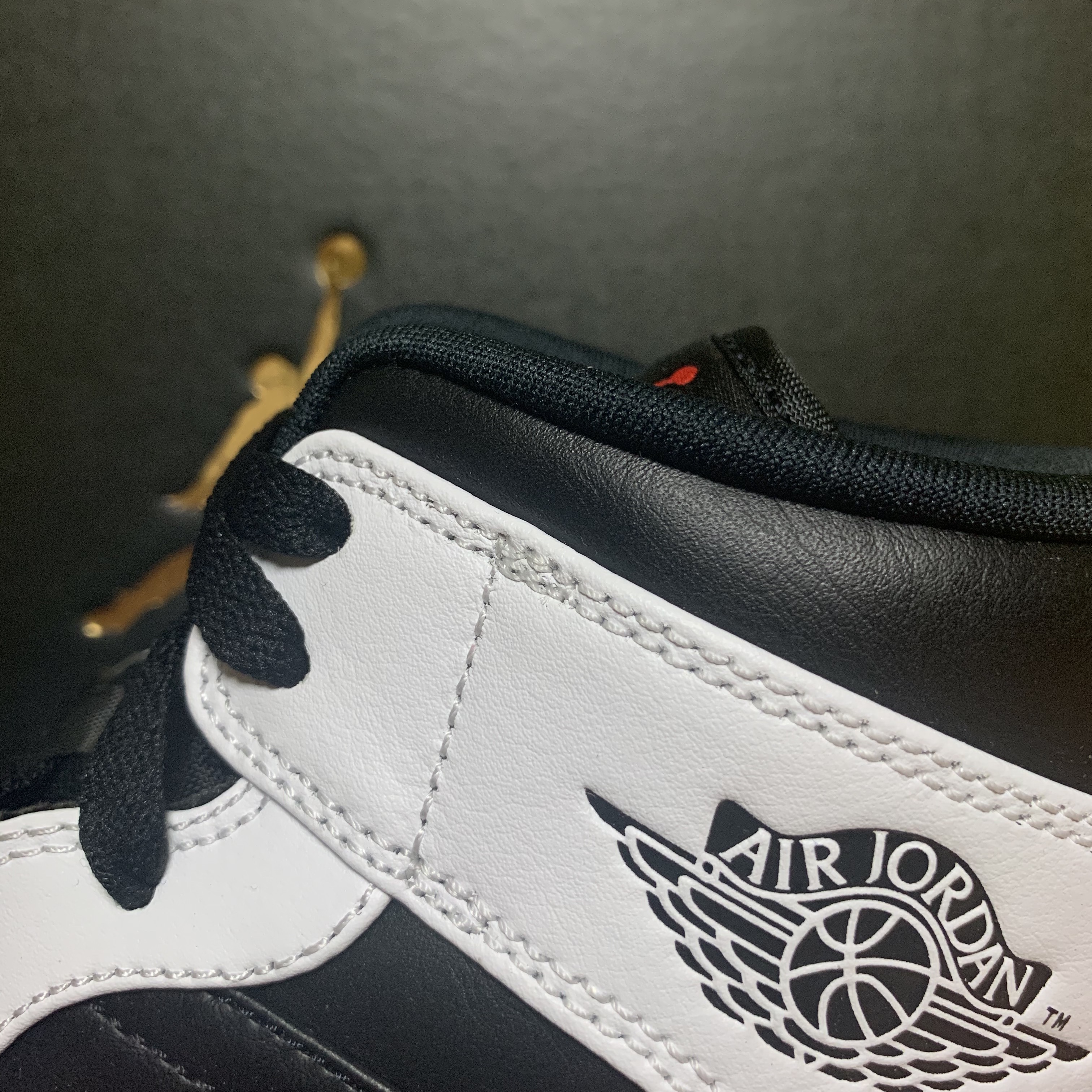 Jordan 1 Mid Black Chile Red 착용 스타일 - 2