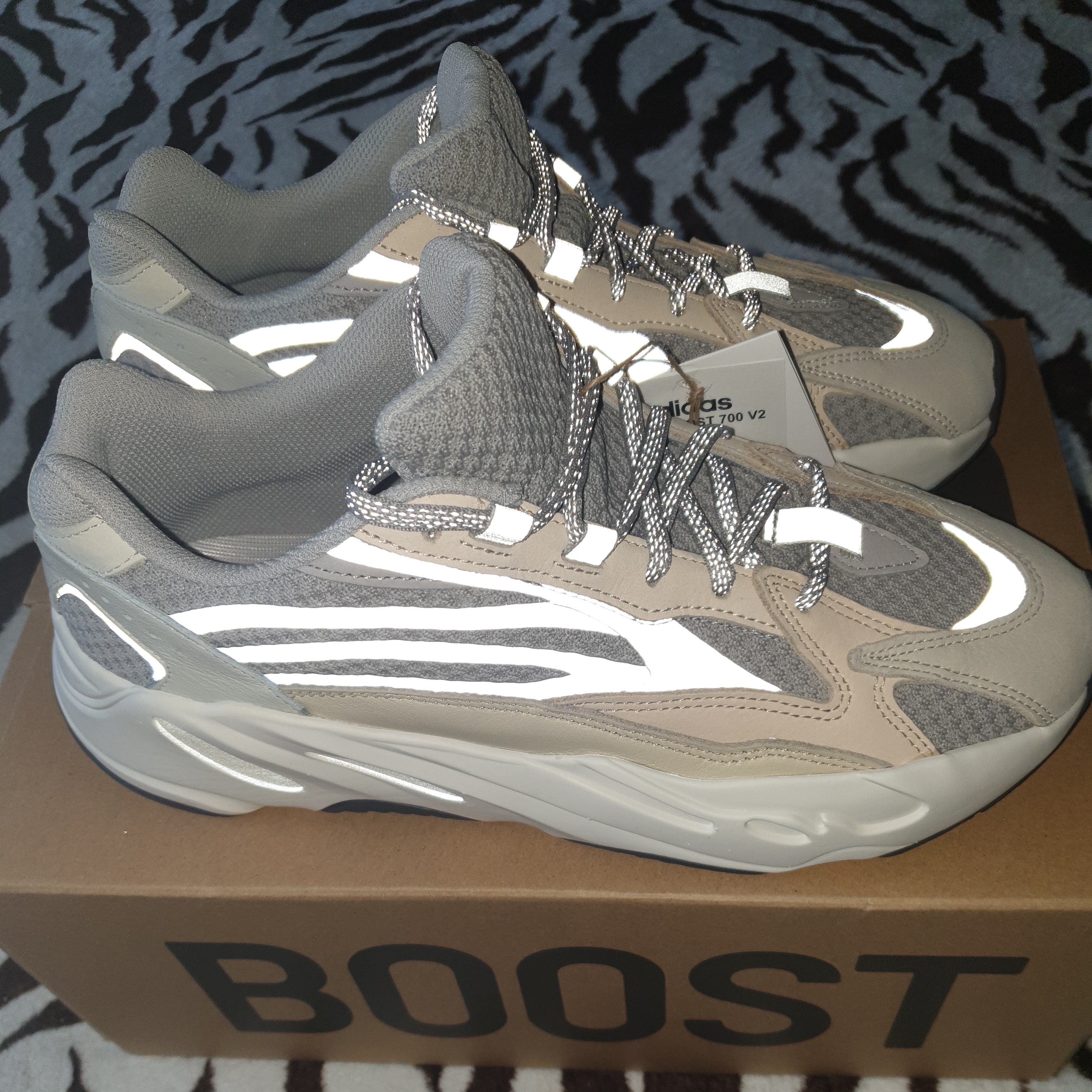 Adidas Yeezy Boost 700 V2 Cream 착용 스타일
