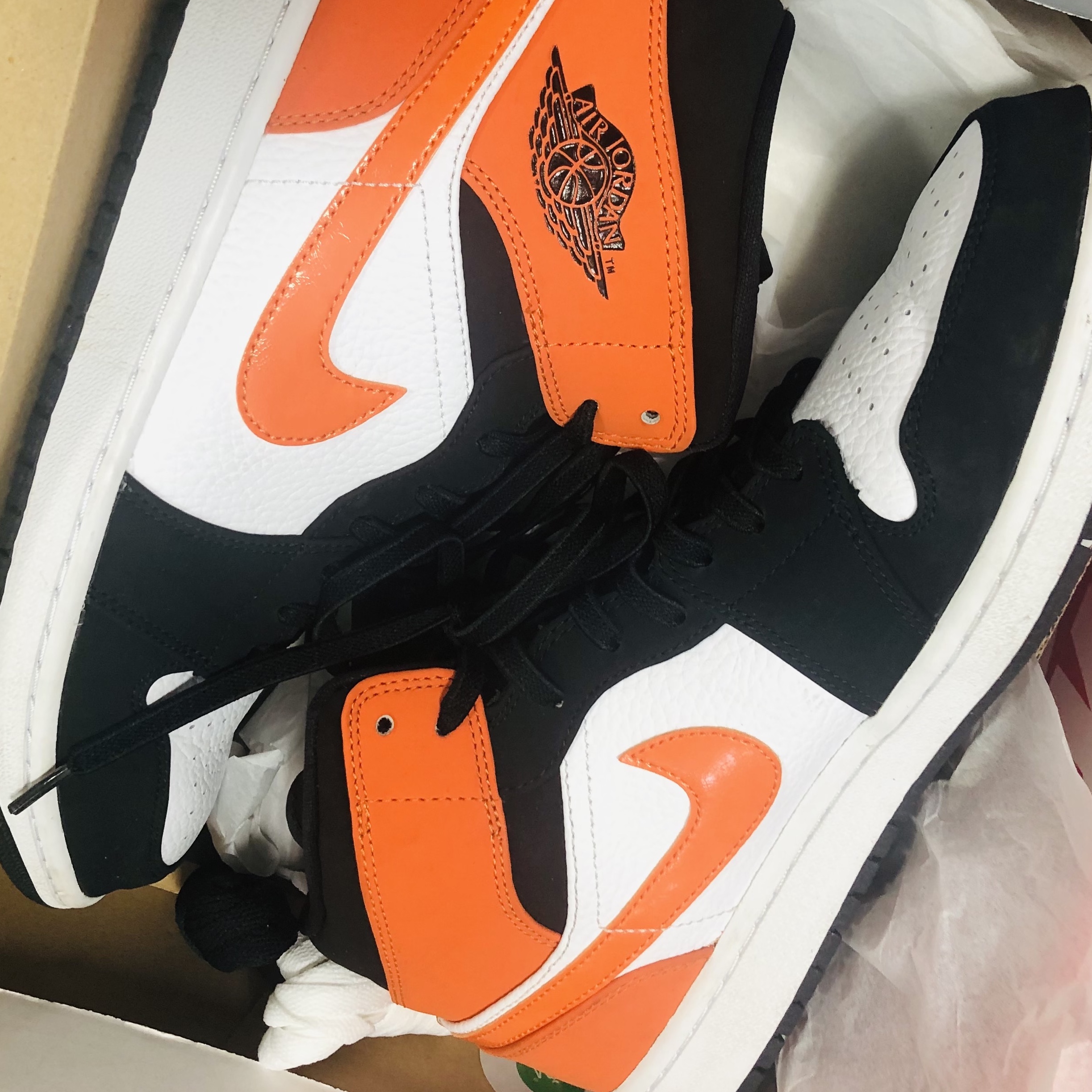 Jordan 1 Mid Shattered Backboard 착용 스타일