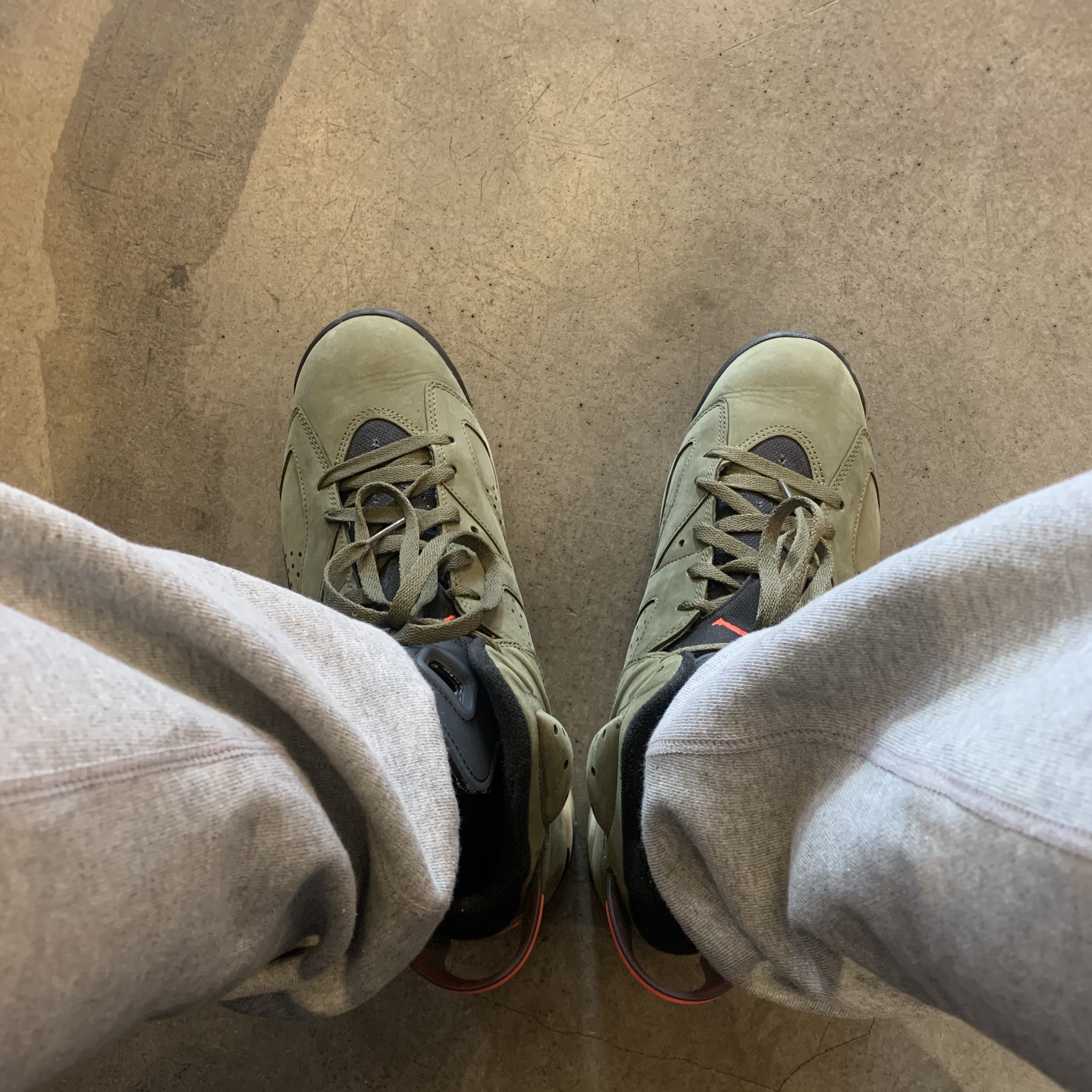 Jordan 6 x Travis Scott Retro Olive 착용 스타일