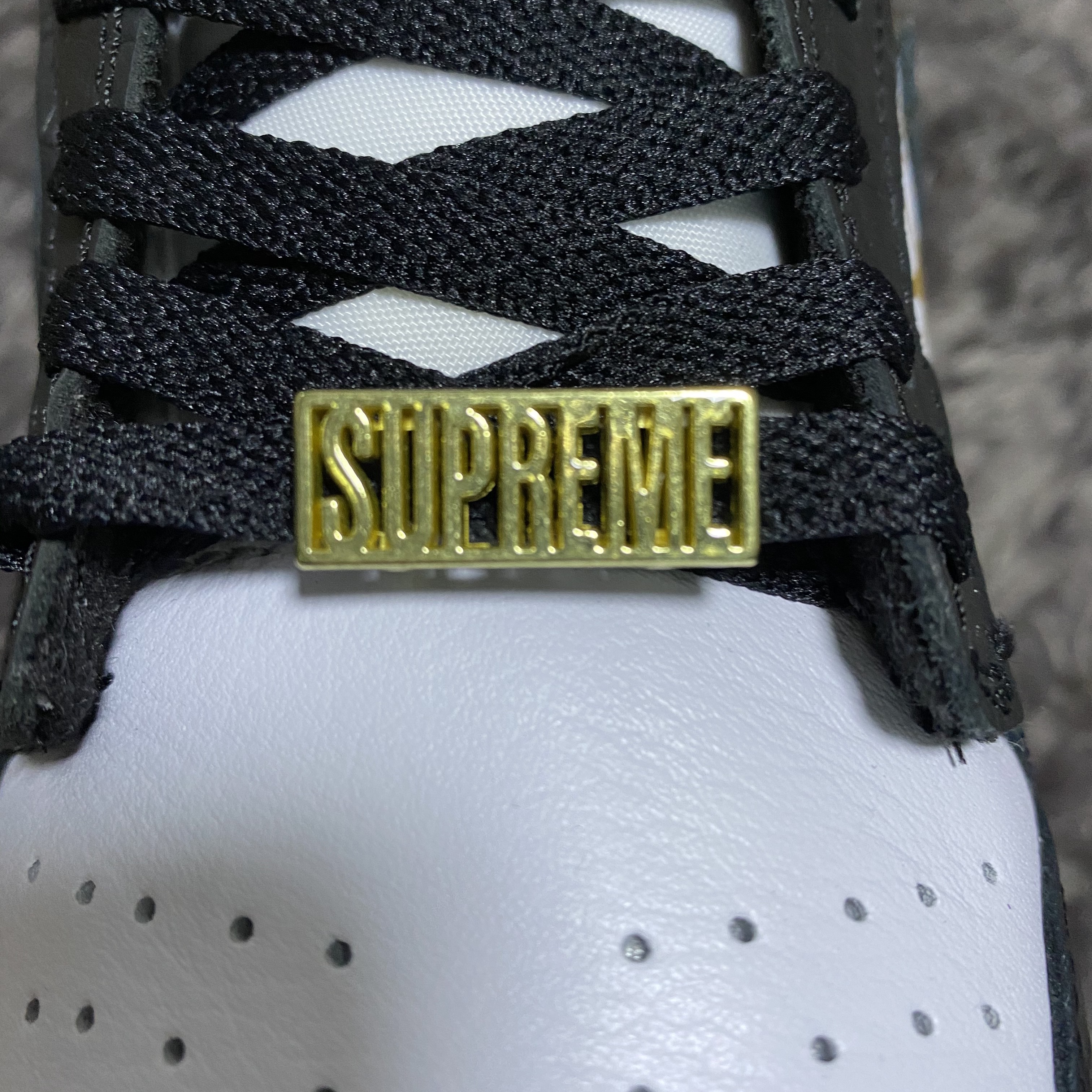 Nike x Supreme SB Dunk Low Black 착용 스타일 - 2