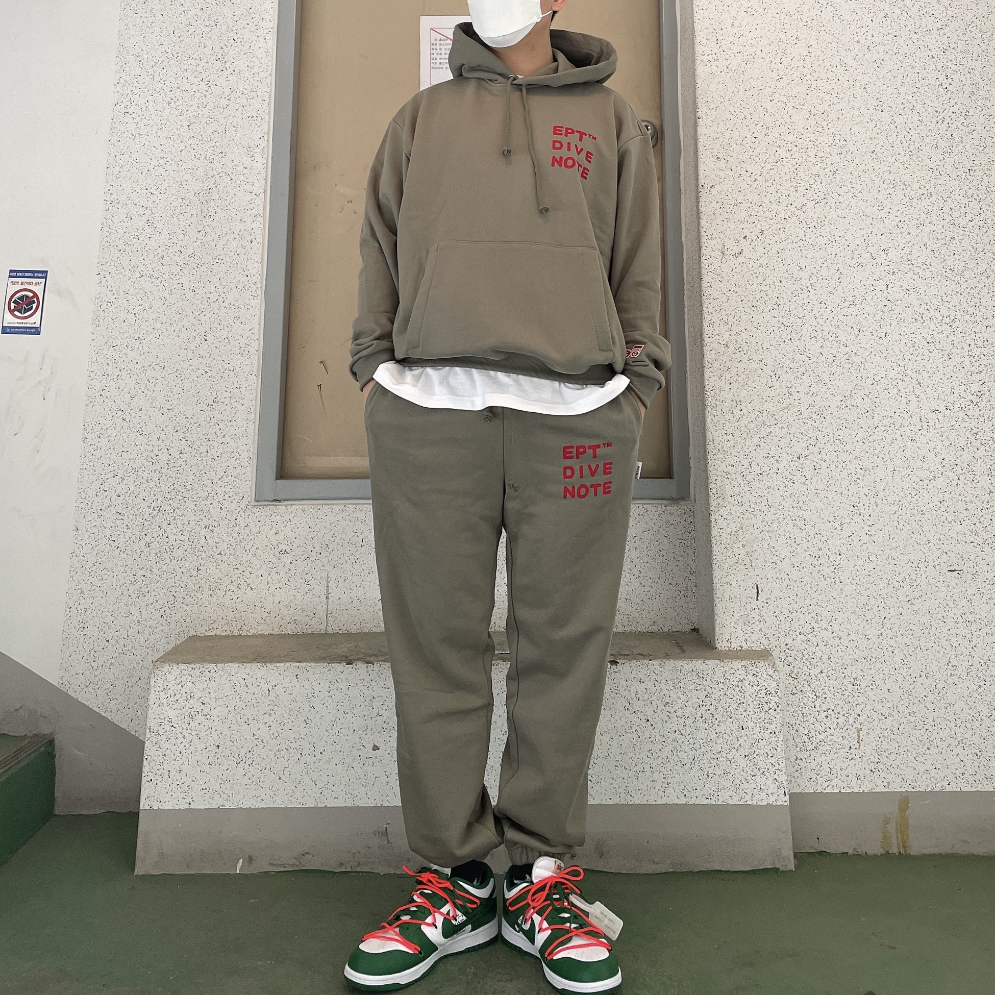 Nike x Off-White Dunk Low Pine Green 착용 스타일 - 2