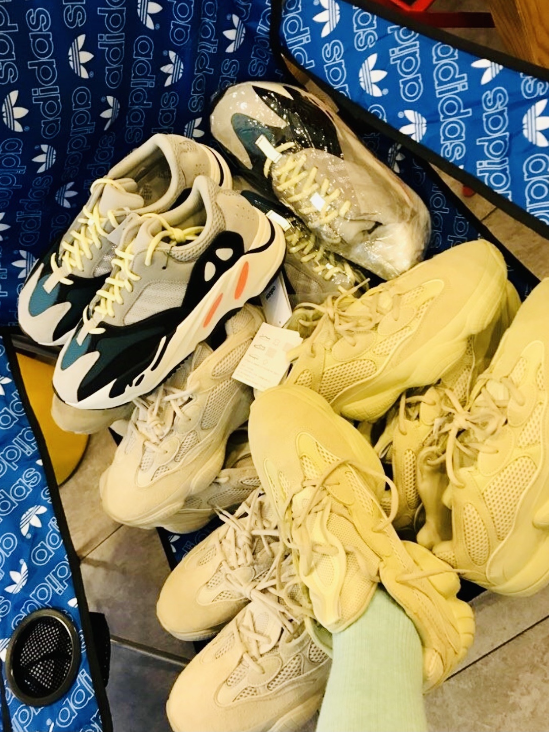 Adidas Yeezy Boost 700 Wave Runner Solid Grey 2017/2019, Adidas Yeezy 500 Super Moon Yellow 착용 스타일 - 3