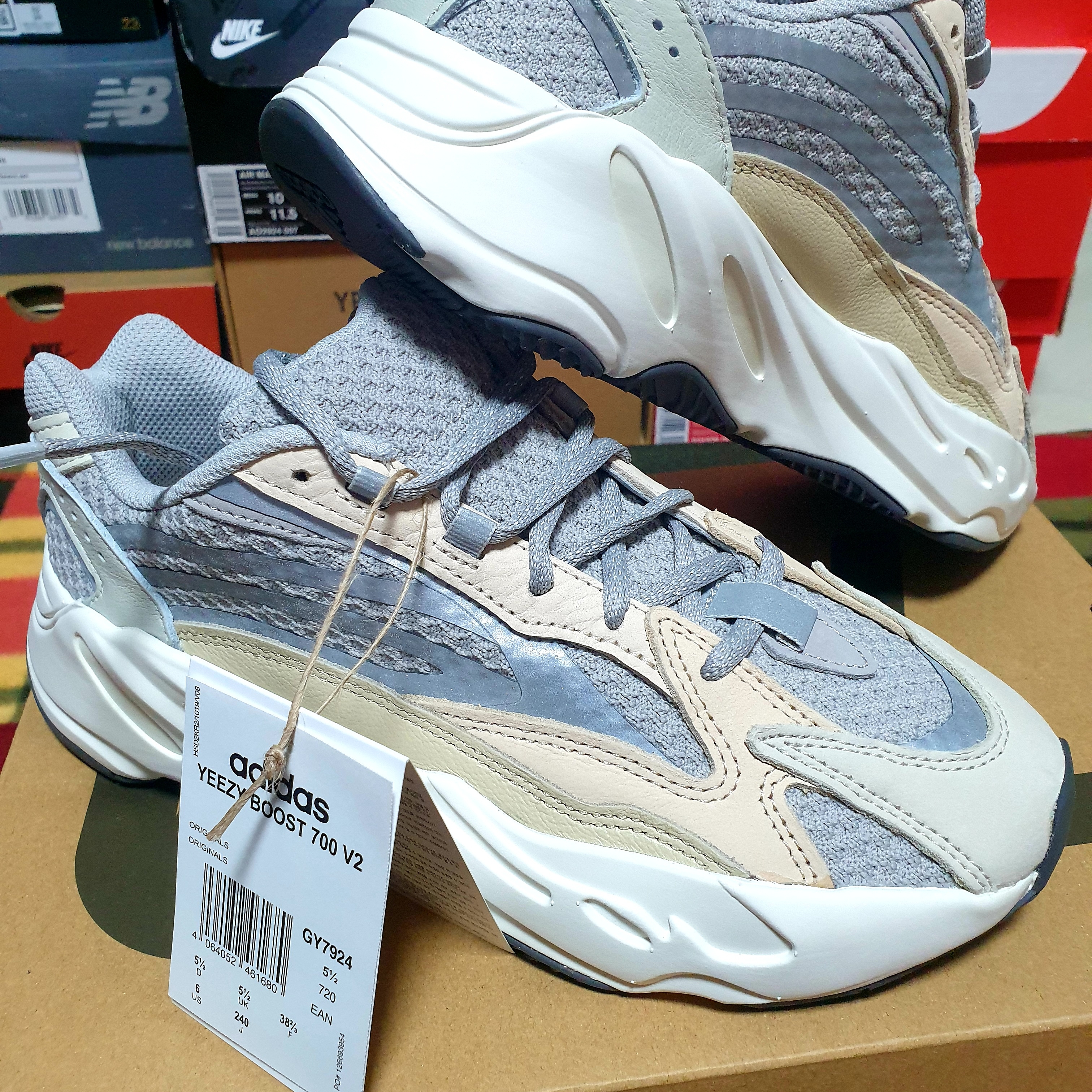 Adidas Yeezy Boost 700 V2 Cream 착용 스타일 - 3