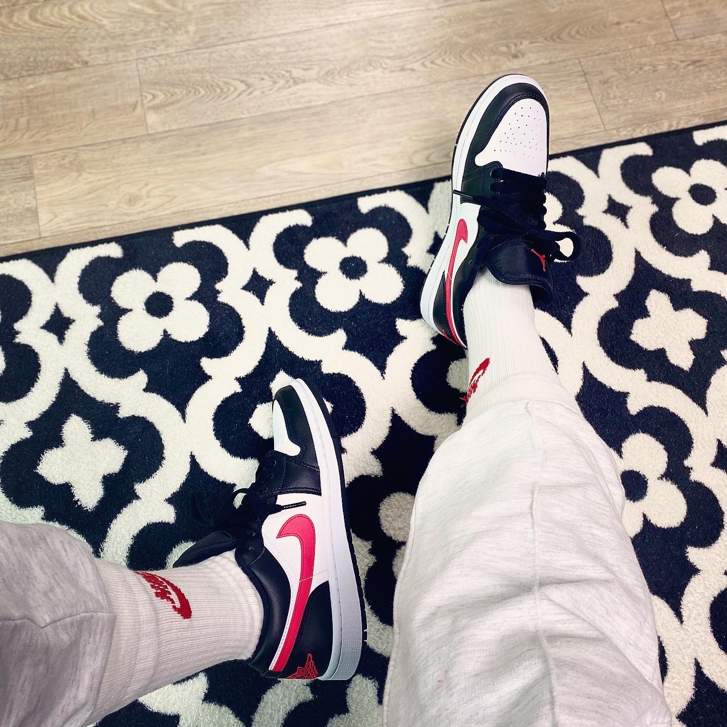 (W) Jordan 1 Low Black Siren Red 착용 스타일 - 1