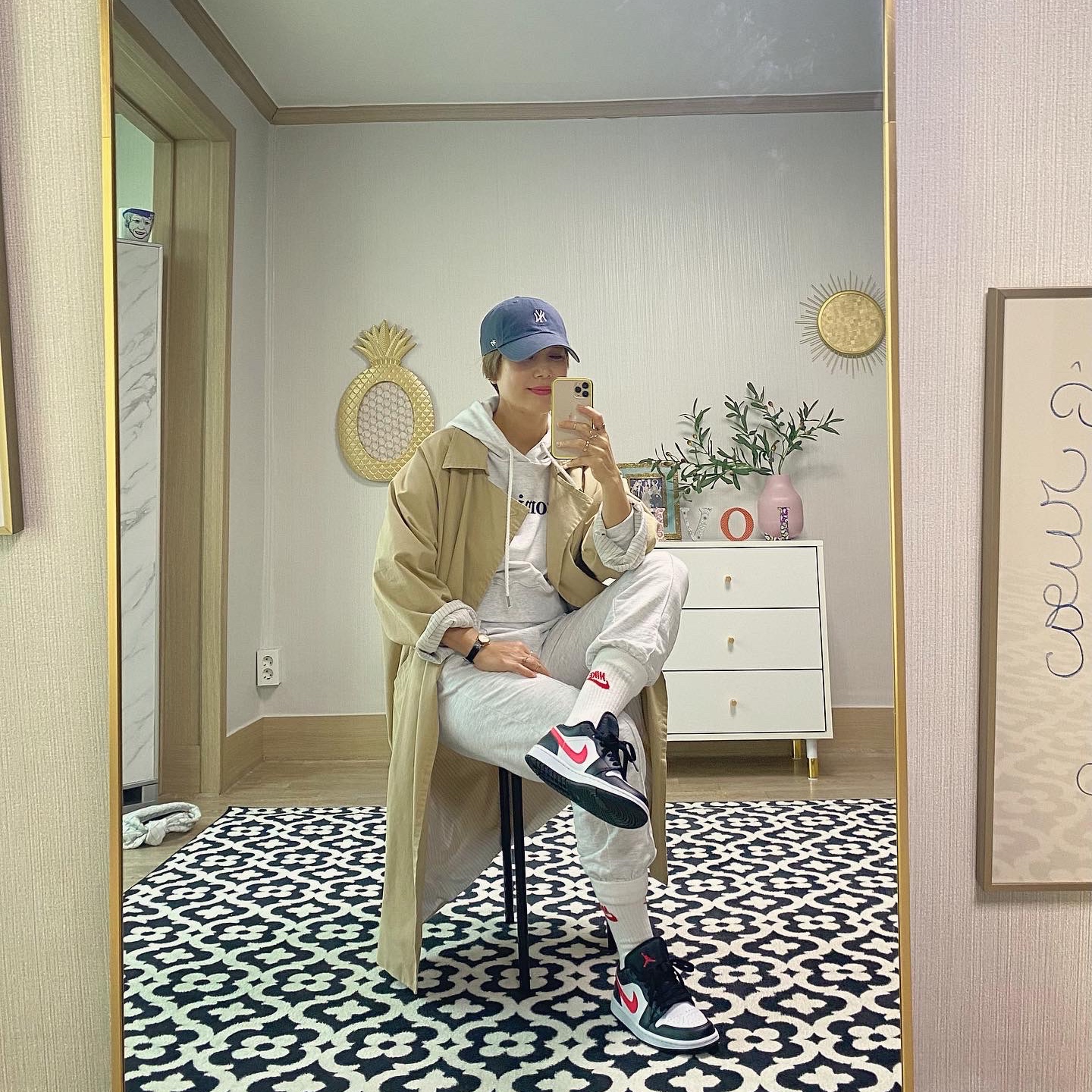 (W) Jordan 1 Low Black Siren Red 착용 스타일 - 2