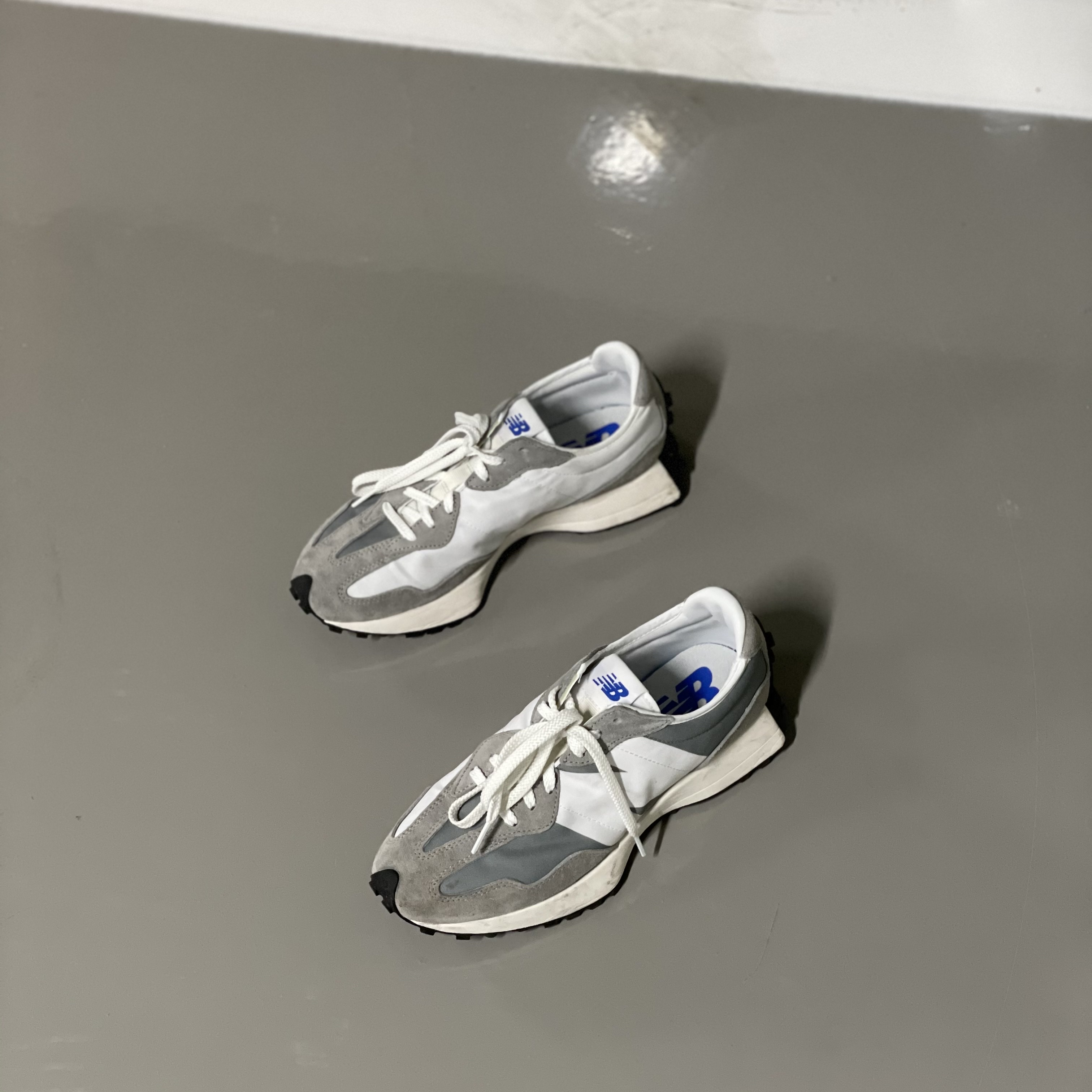 New Balance 327 Grey 착용 스타일