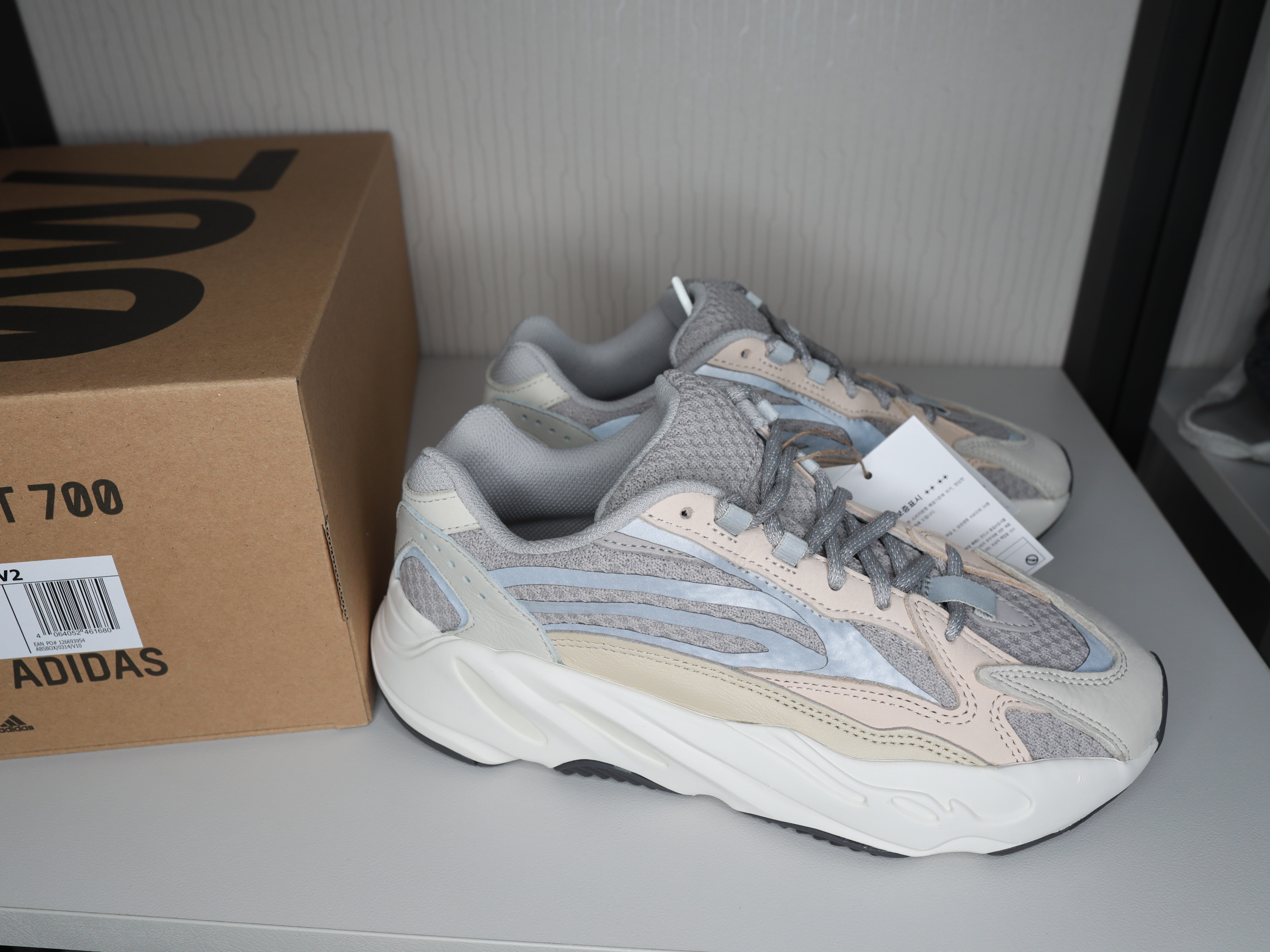 Adidas Yeezy Boost 700 V2 Cream 착용 스타일 - 2