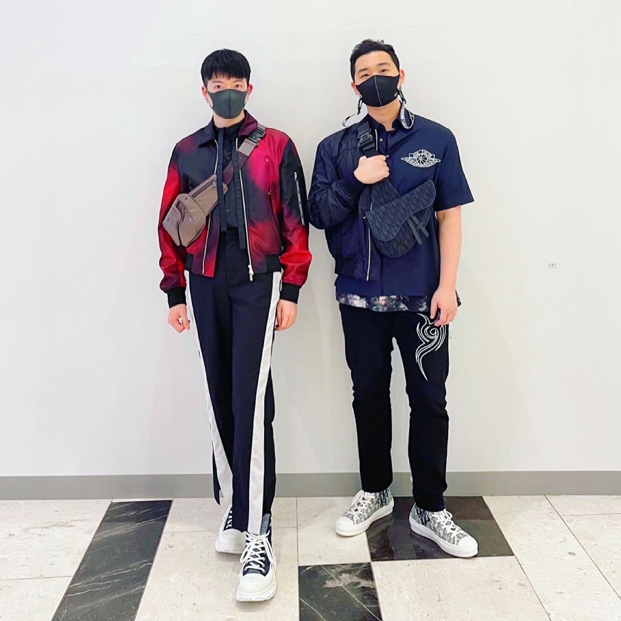 Dior x Shawn B23 High Dior Oblique Canvas Bee Embroidery Patch, (W) Alexander McQueen Tread Slick Boot Black White 착용 스타일 - 1