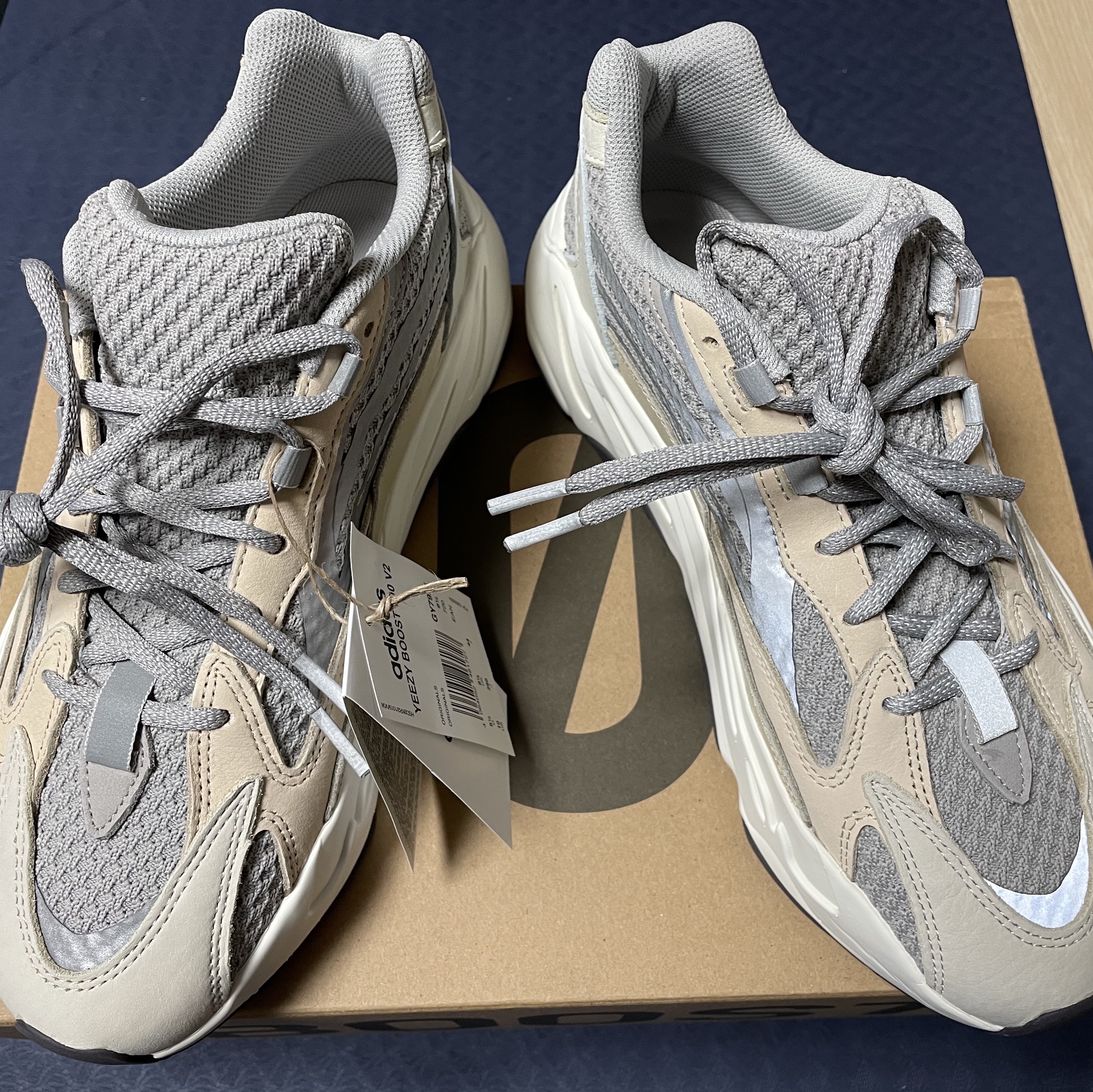 Adidas Yeezy Boost 700 V2 Cream 착용 스타일 - 2