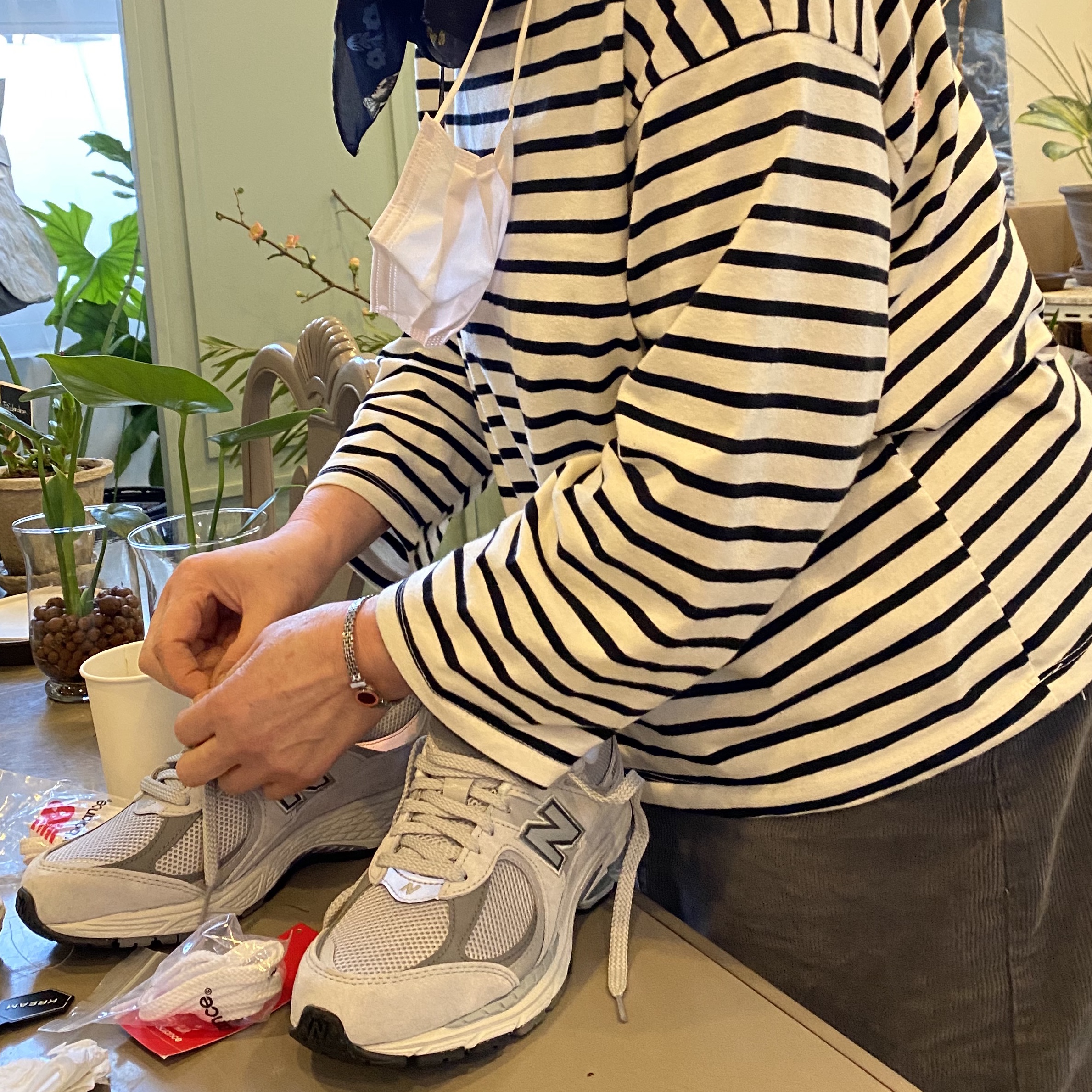 New Balance 2002R T2 Gray 착용 스타일 - 1