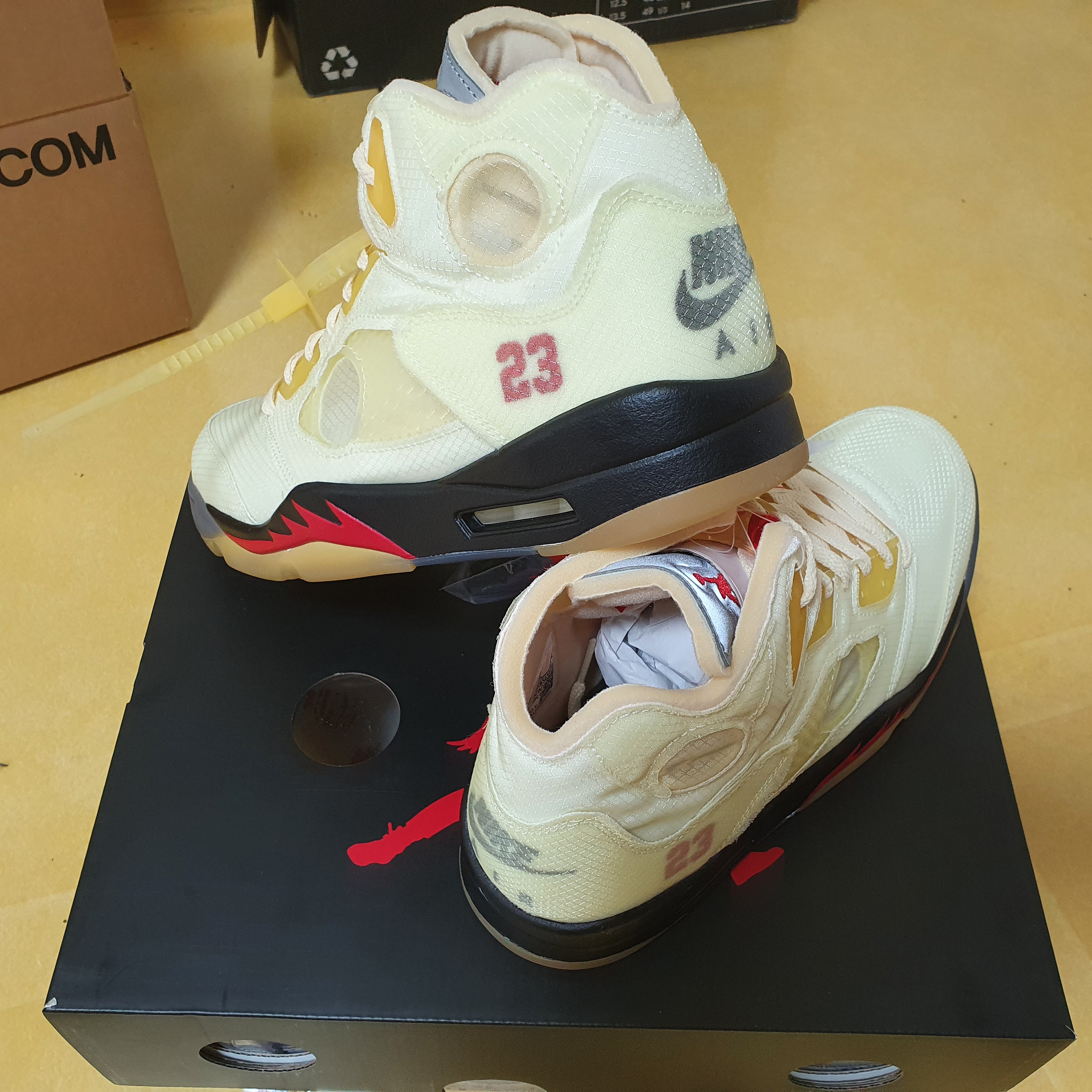 Jordan 5 x Off-White Retro SP Sail Fire Red 착용 스타일