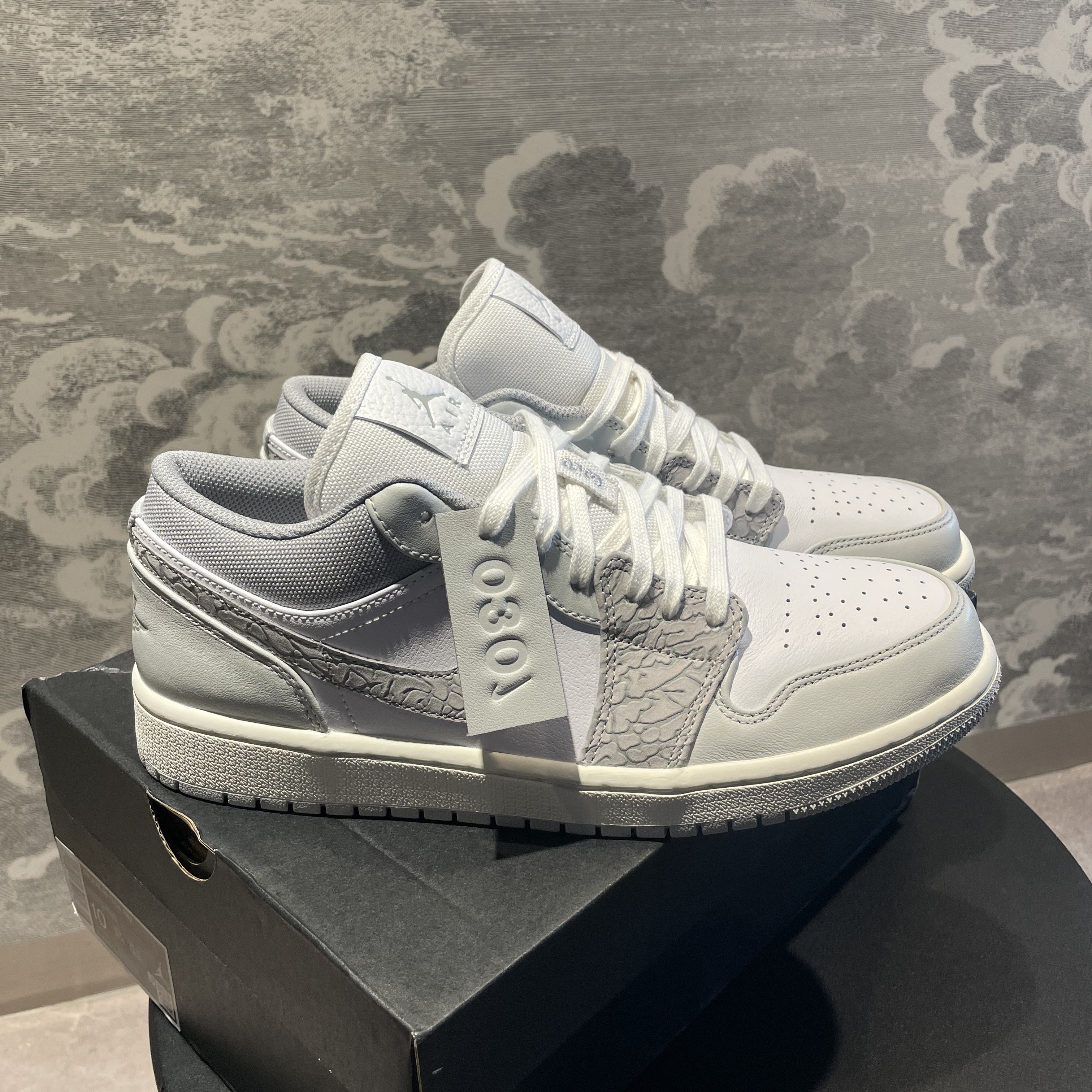 Jordan 1 Low PRM Elephant Print 착용 스타일 - 2
