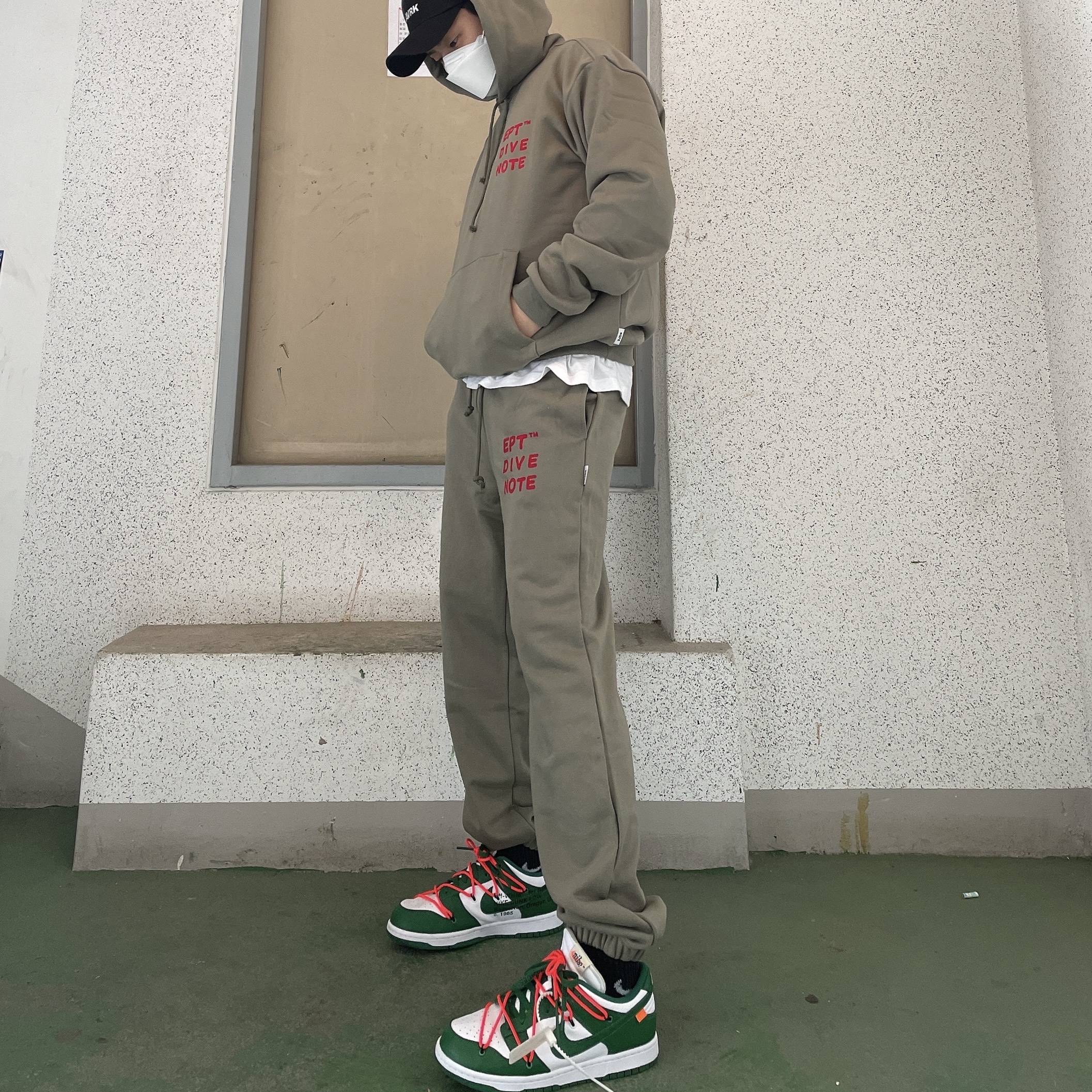 Nike x Off-White Dunk Low Pine Green 착용 스타일 - 1