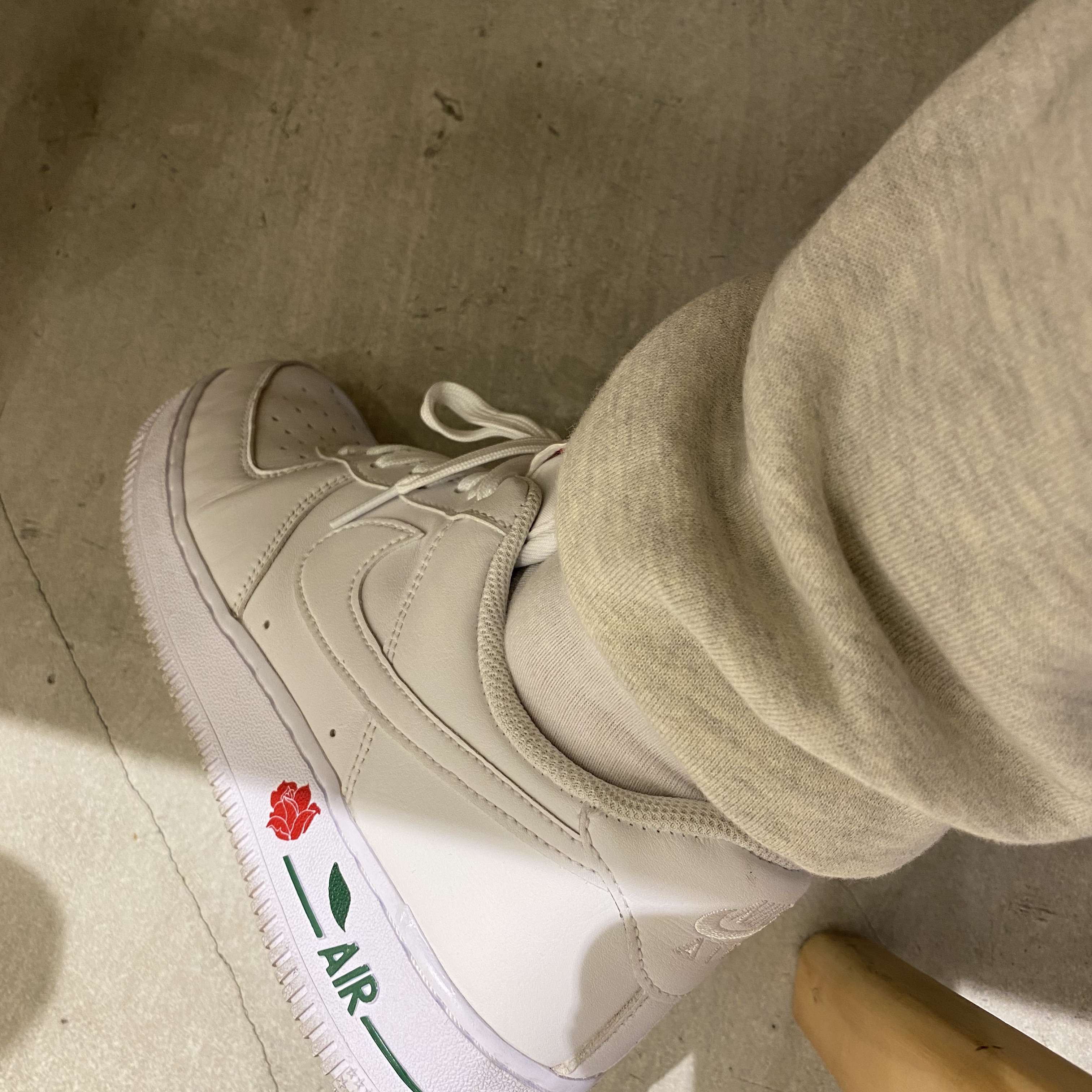 Nike Air Force 1 '07 LX White Bag 착용 스타일 - 2