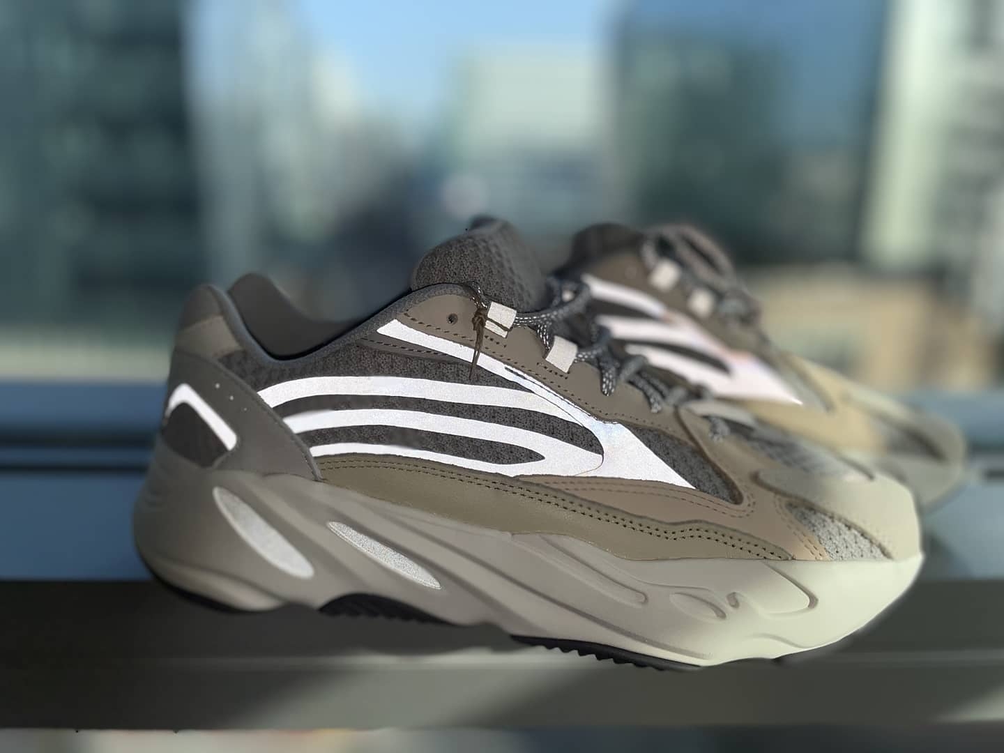 Adidas Yeezy Boost 700 V2 Cream 착용 스타일 - 2