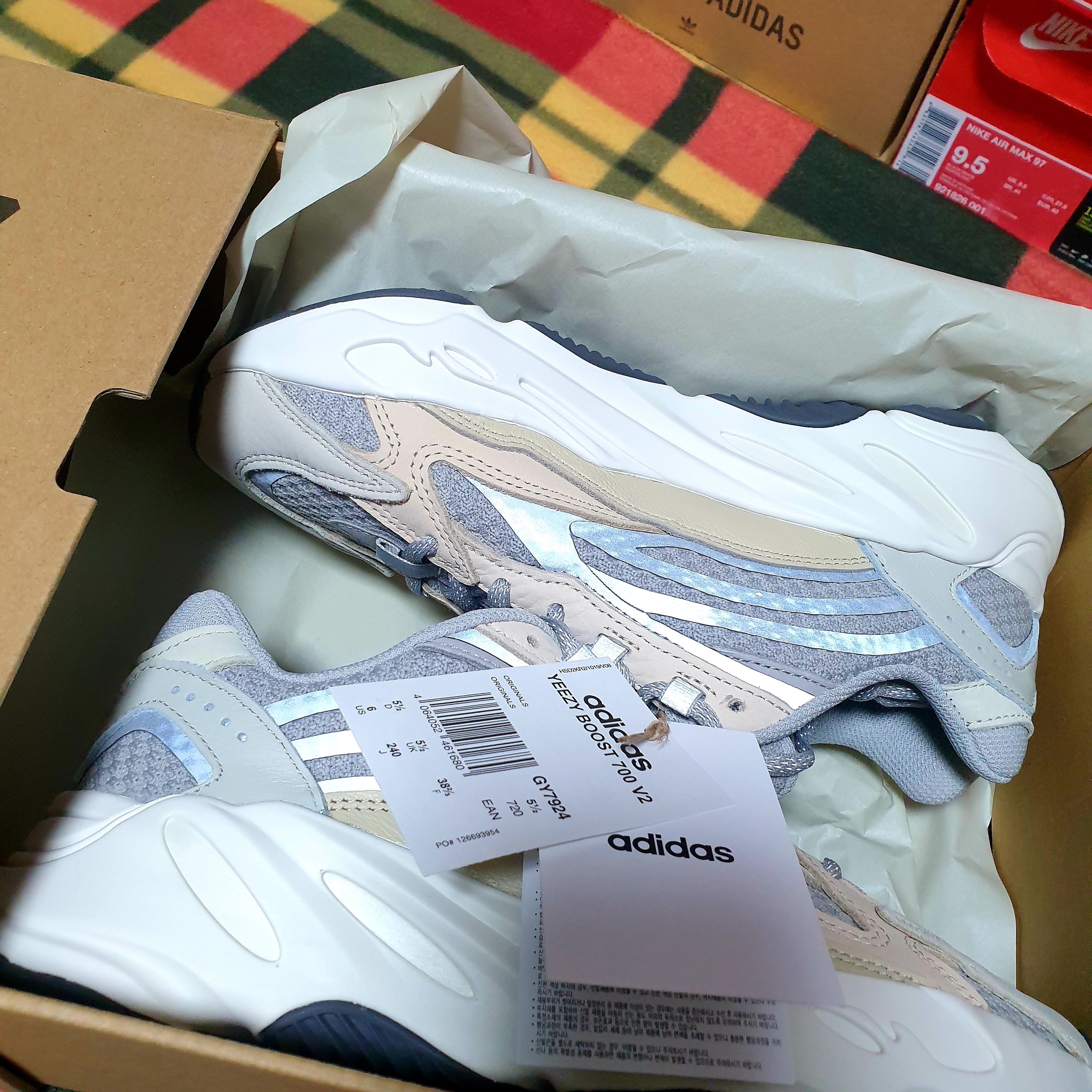 Adidas Yeezy Boost 700 V2 Cream 착용 스타일 - 1