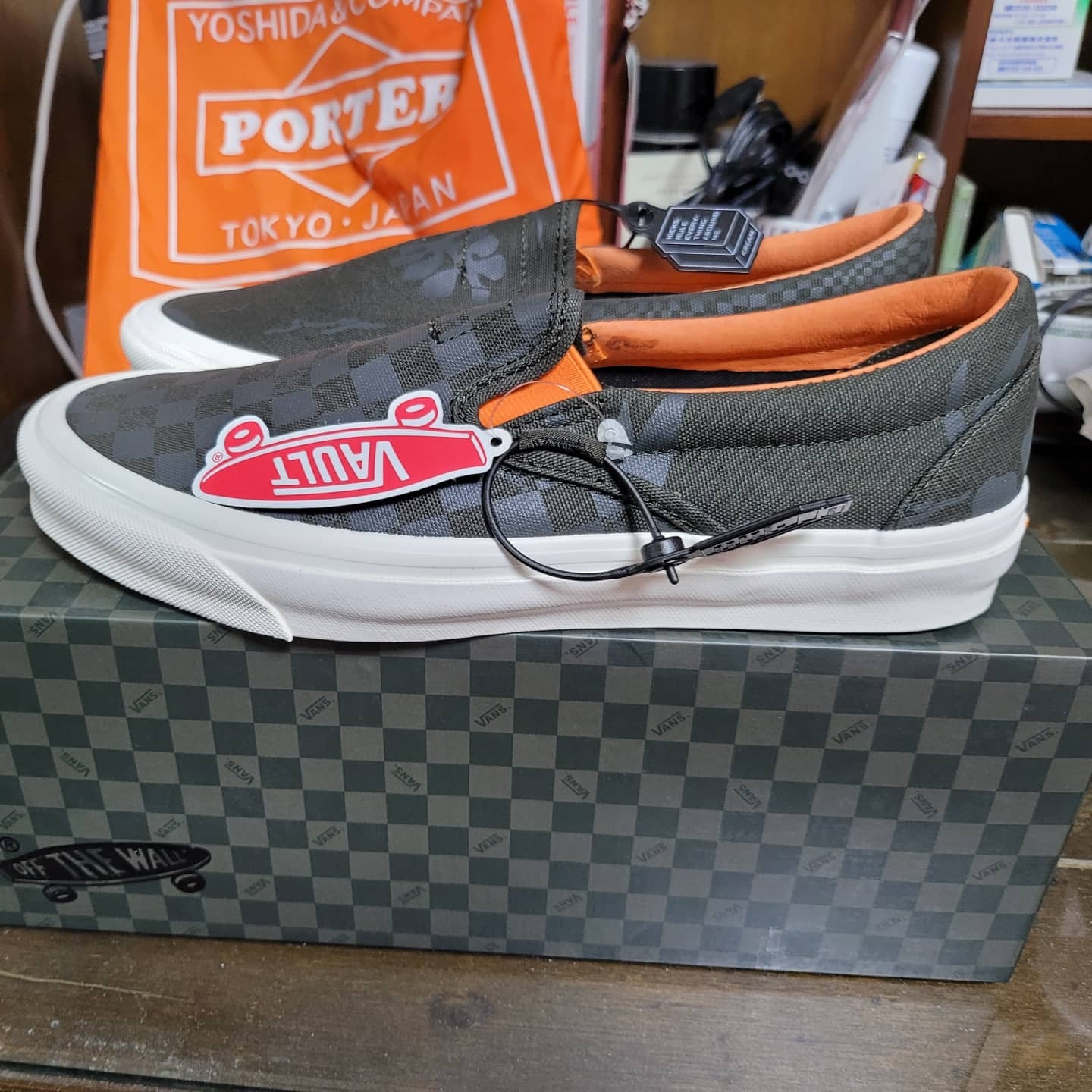 Vans Vault x Porter OG Classic Slip-On LX 착용 스타일 - 2