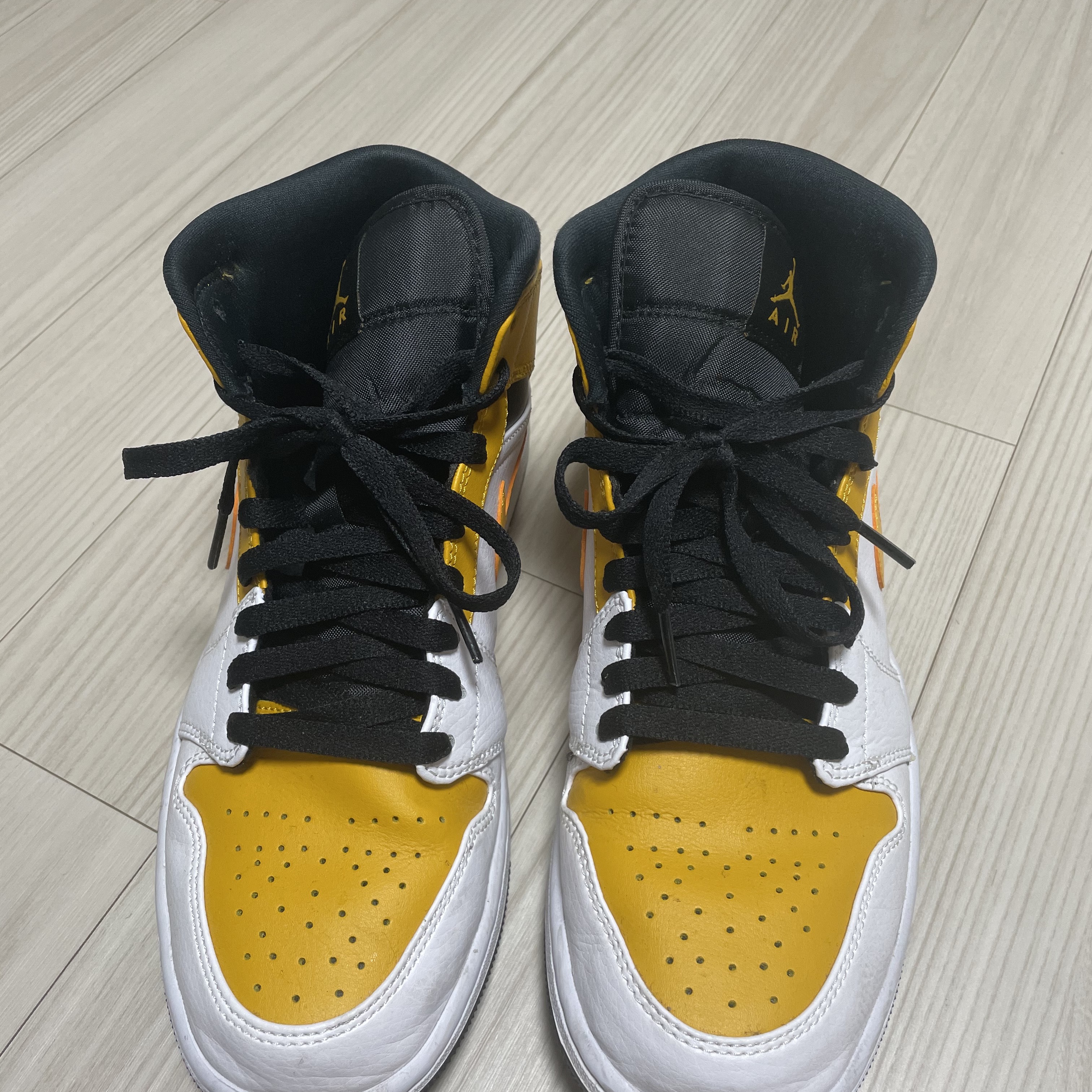 Jordan 1 Mid White University Gold 착용 스타일 - 1
