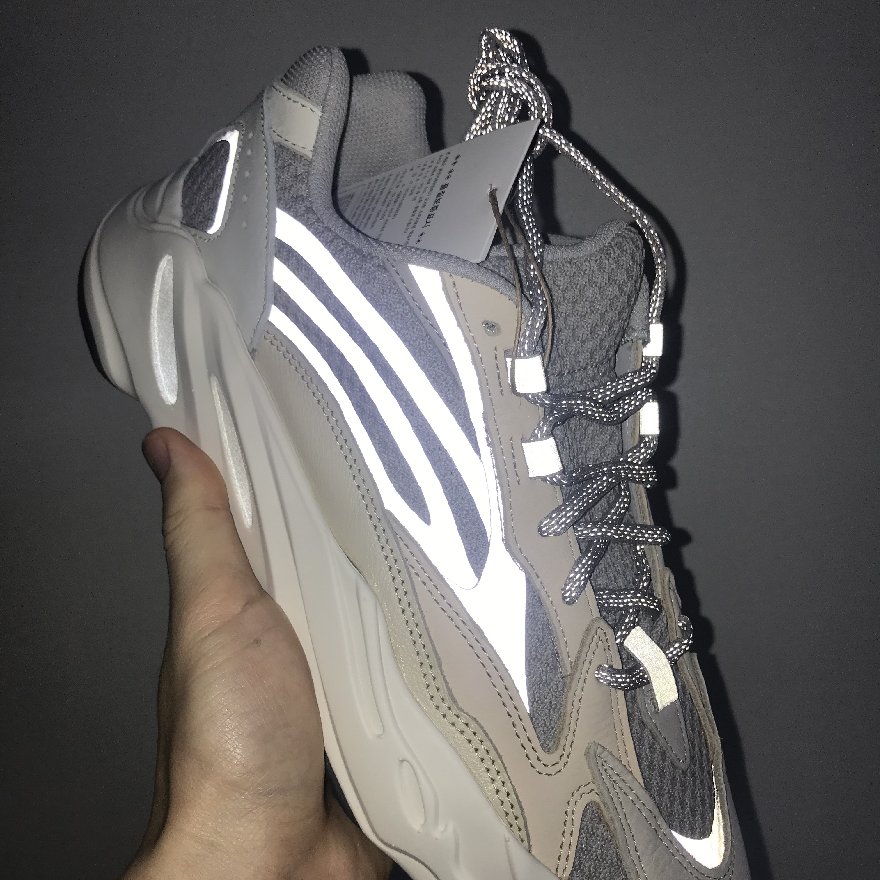 Adidas Yeezy Boost 700 V2 Cream 착용 스타일 - 2