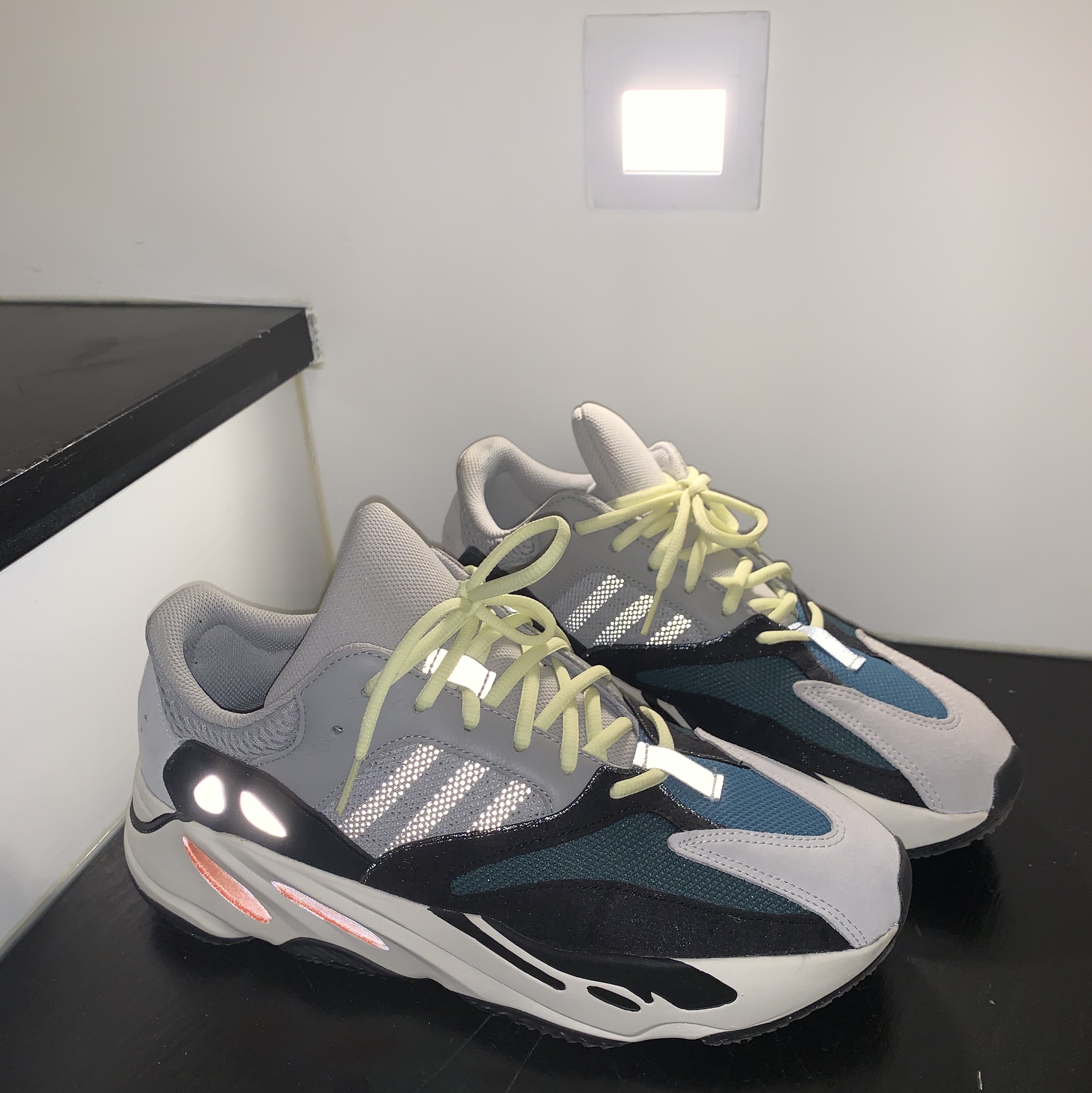 Adidas Yeezy Boost 700 Wave Runner Solid Grey 2017/2019 착용 스타일