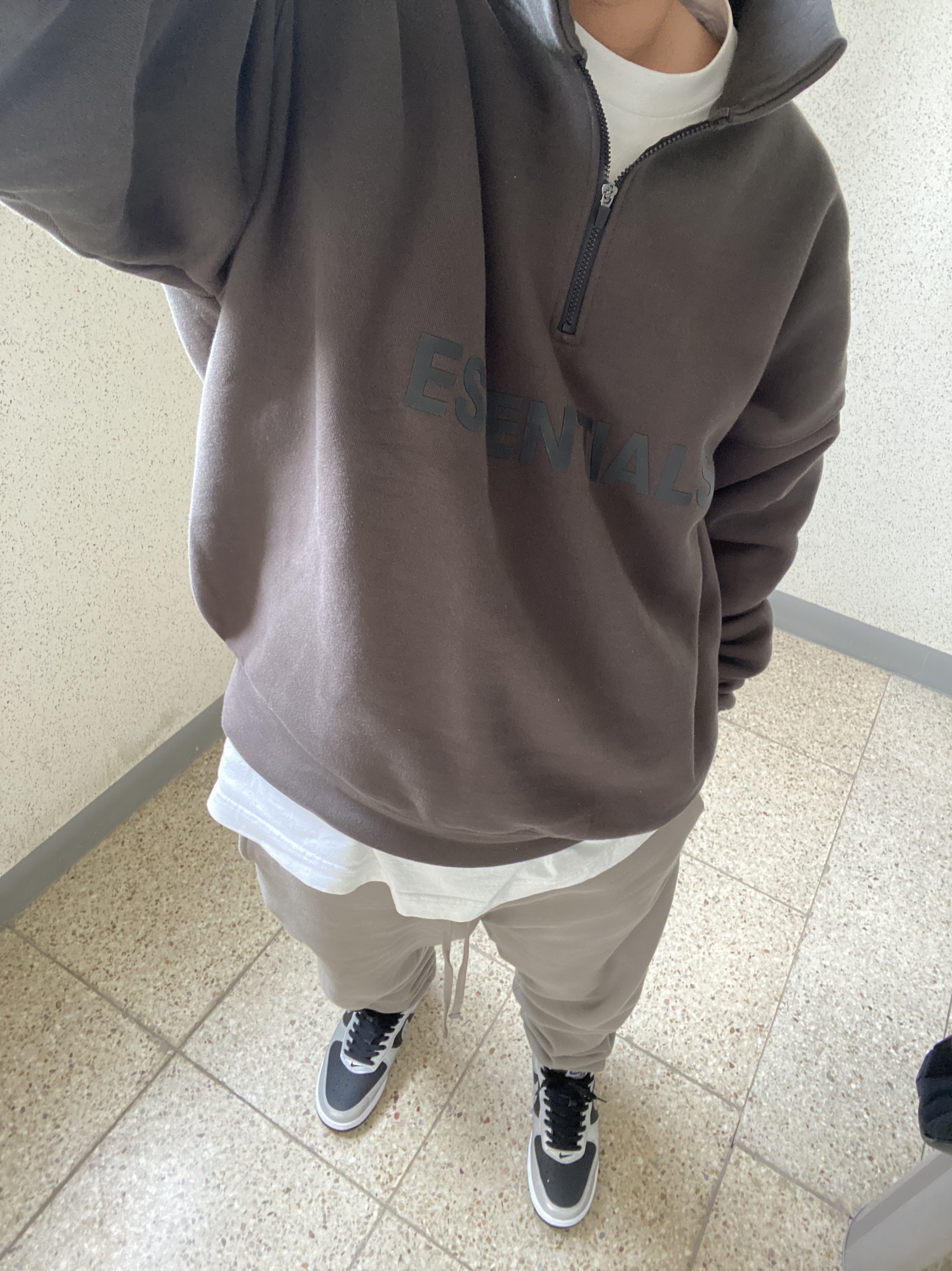 Essentials Sweatpants Cement - 20FW, Essentials Half-Zip Pullover Weathered Black - 20FW 착용 스타일 - 1