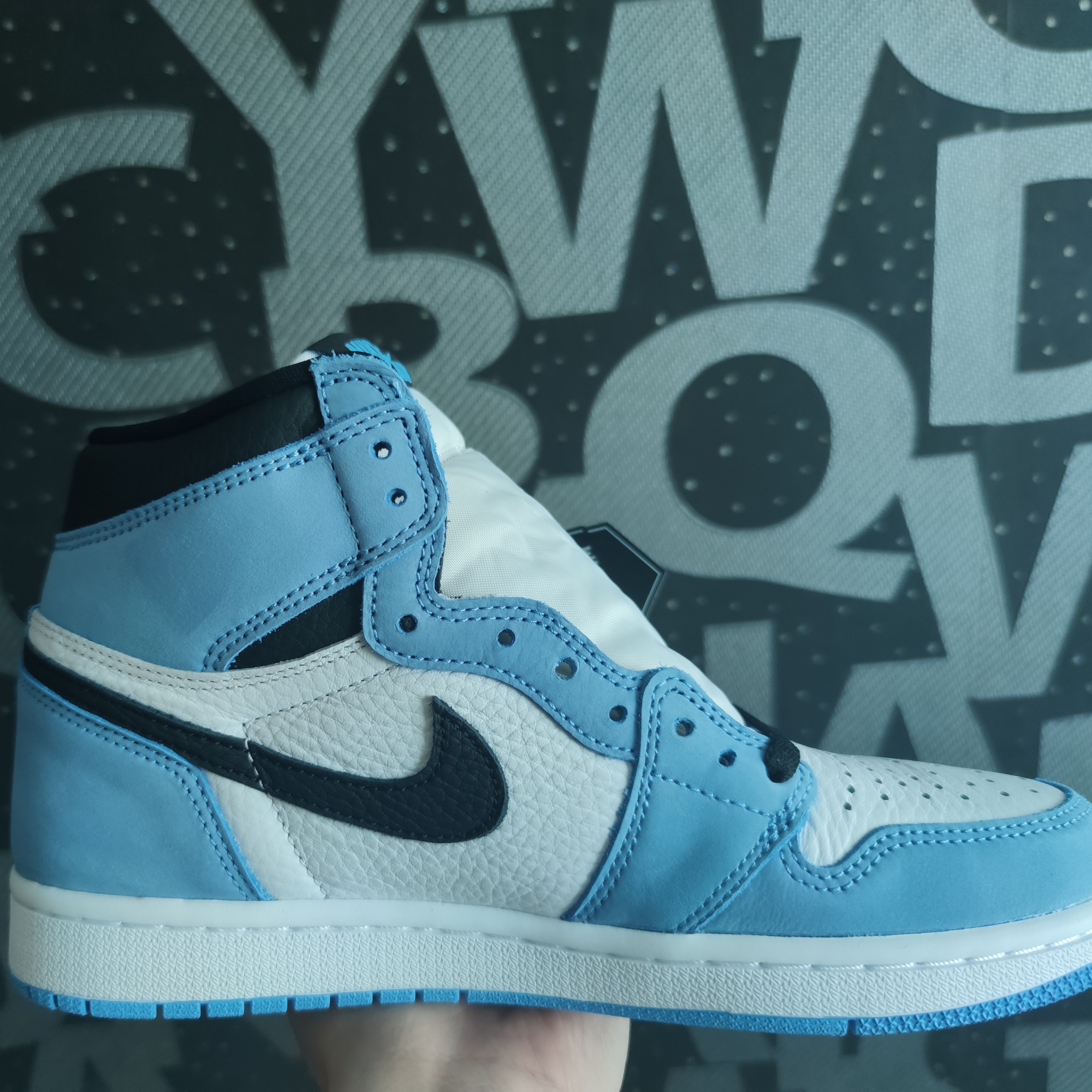 Jordan 1 Retro High OG University Blue 착용 스타일 - 4