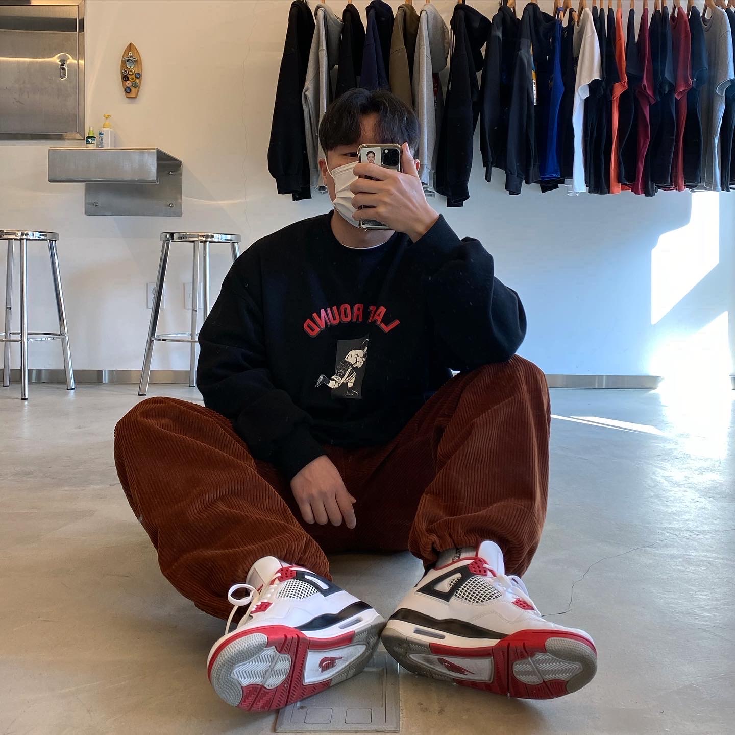 Jordan 4 Retro OG Fire Red 2020 착용 스타일 - 1