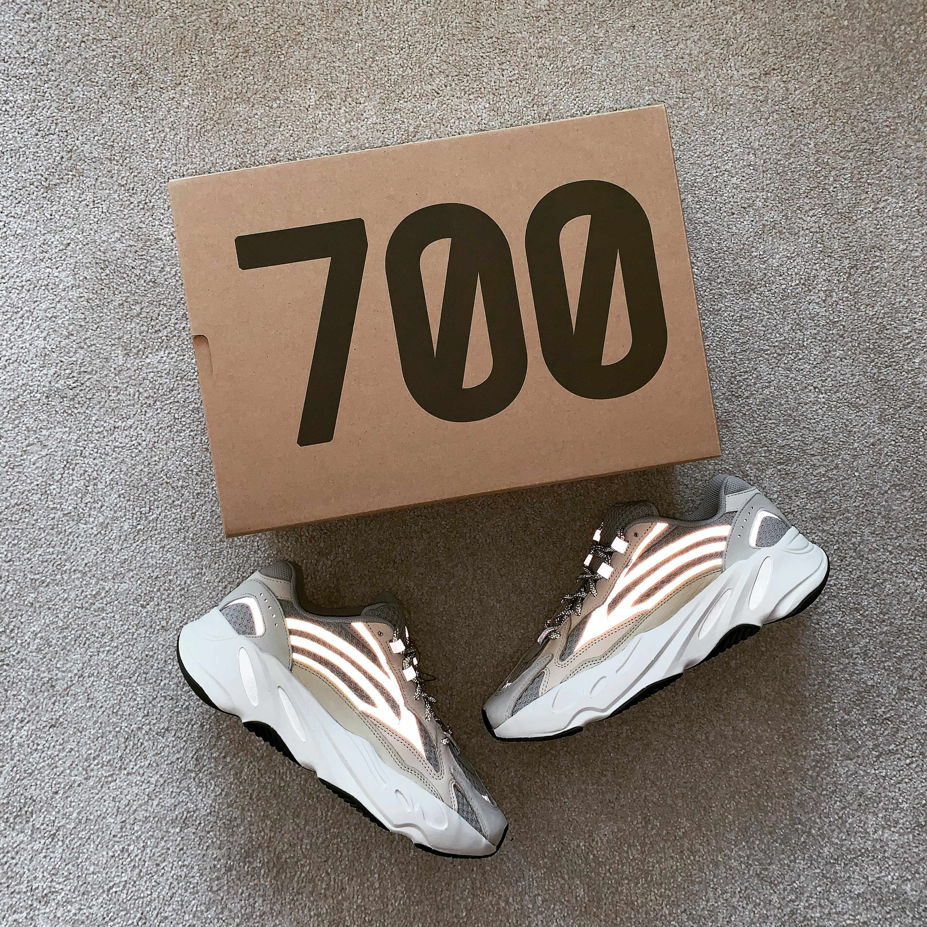 Adidas Yeezy Boost 700 V2 Cream 착용 스타일