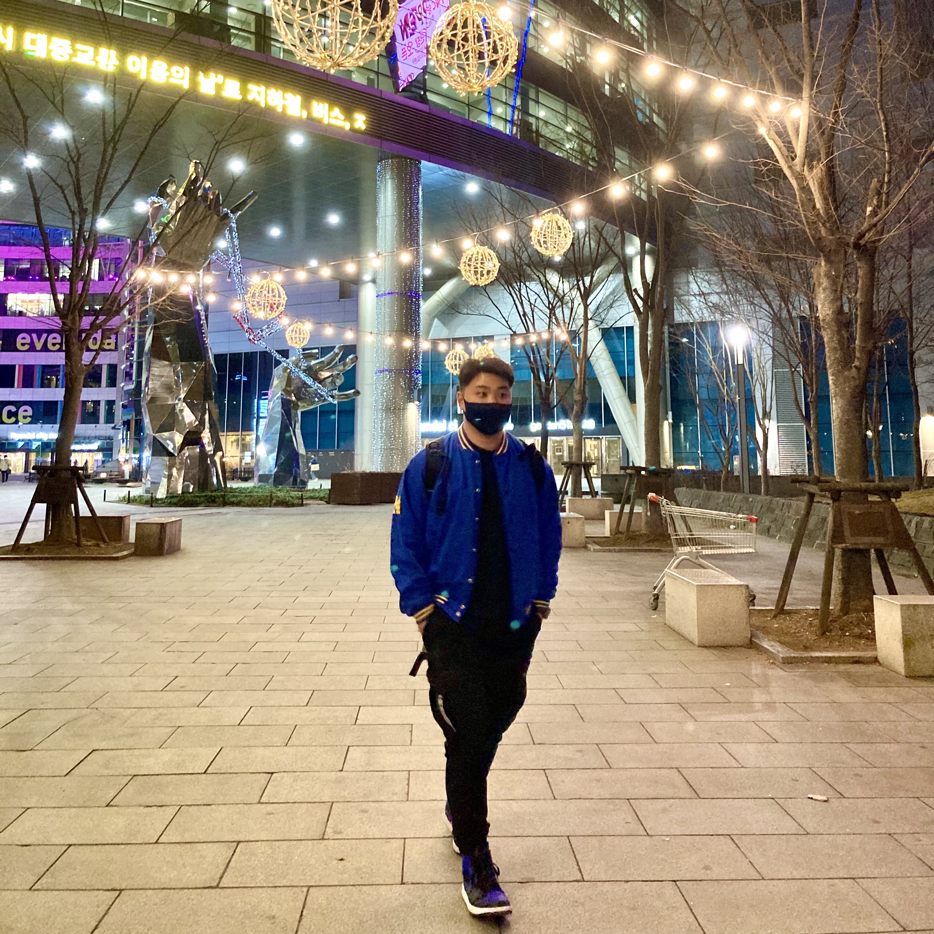 Jordan 1 Mid Black Hyper Royal 착용 스타일