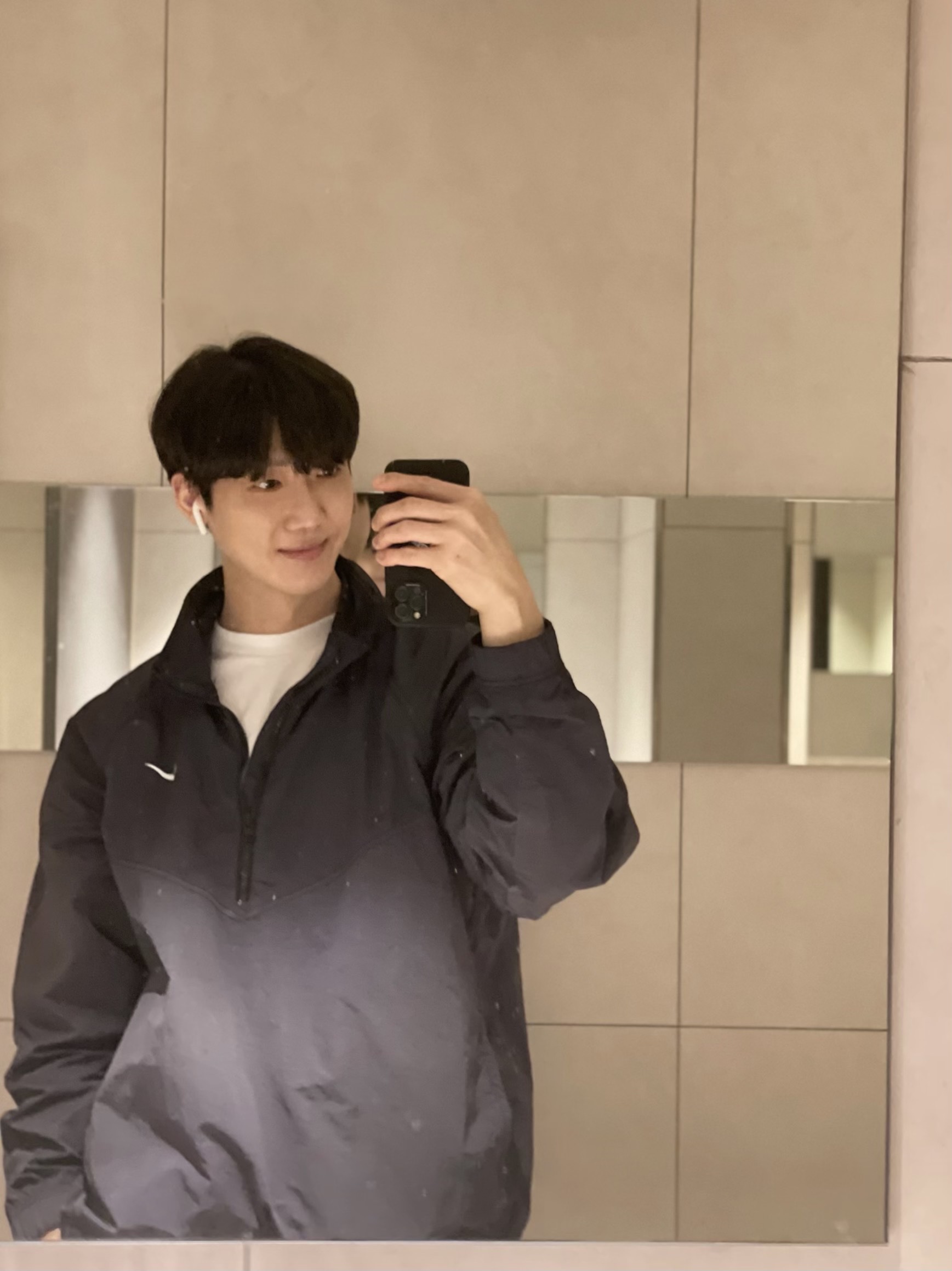 Nike x Stussy Windrunner Jacket Off Noir 착용 스타일