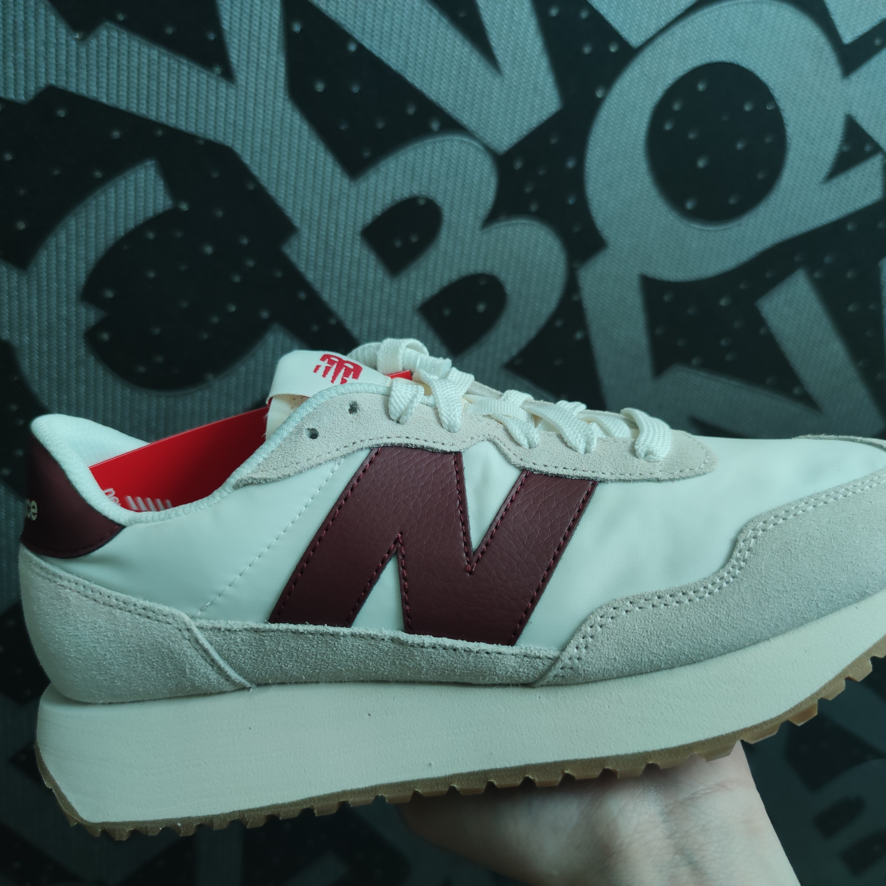 New Balance 237 Moonbeam Classic Burgundy 착용 스타일 - 1