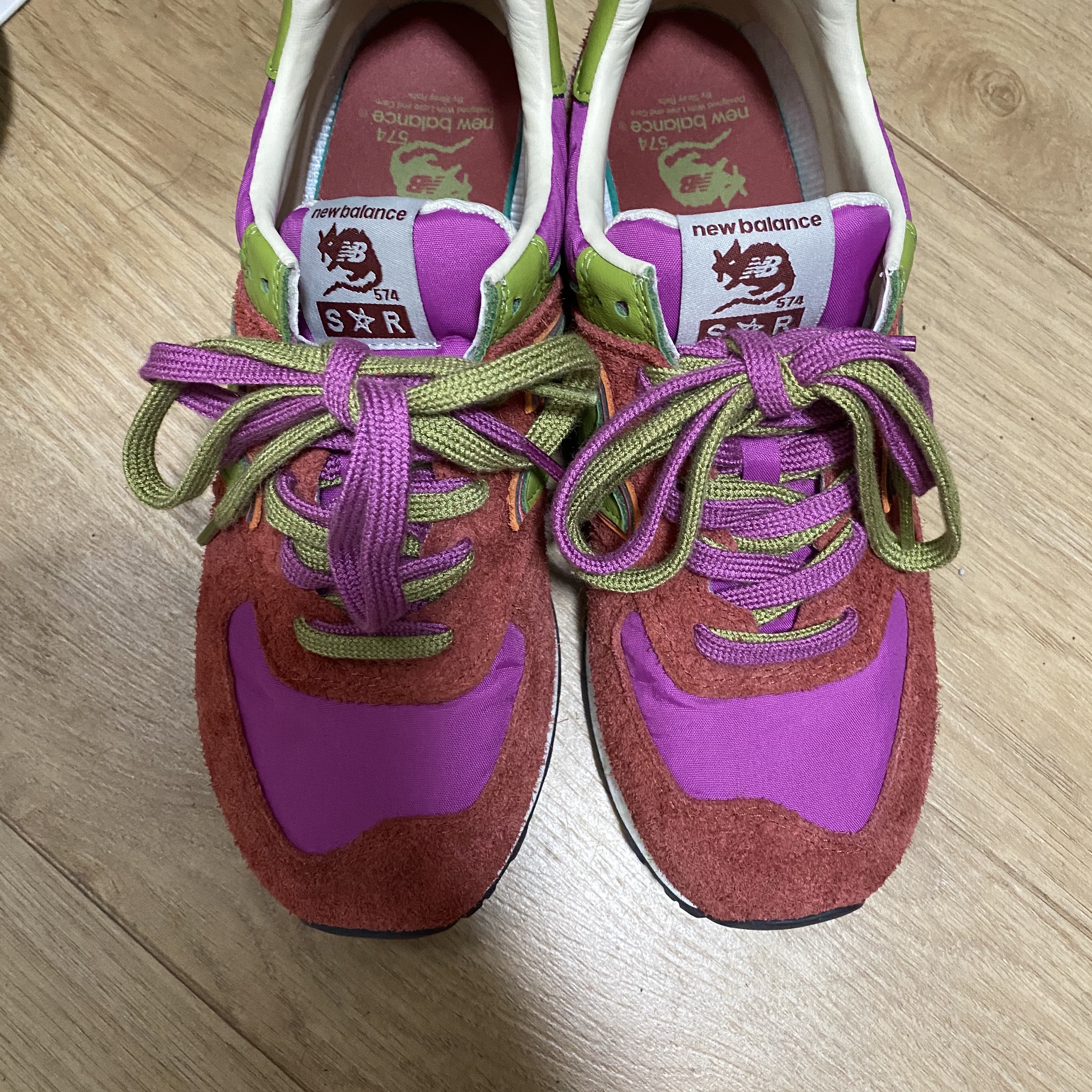 New Balance x Stray Rats 574 Red 착용 스타일 - 1