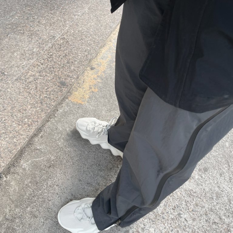 Adidas Yeezy 450 Cloud White 착용 스타일 - 1