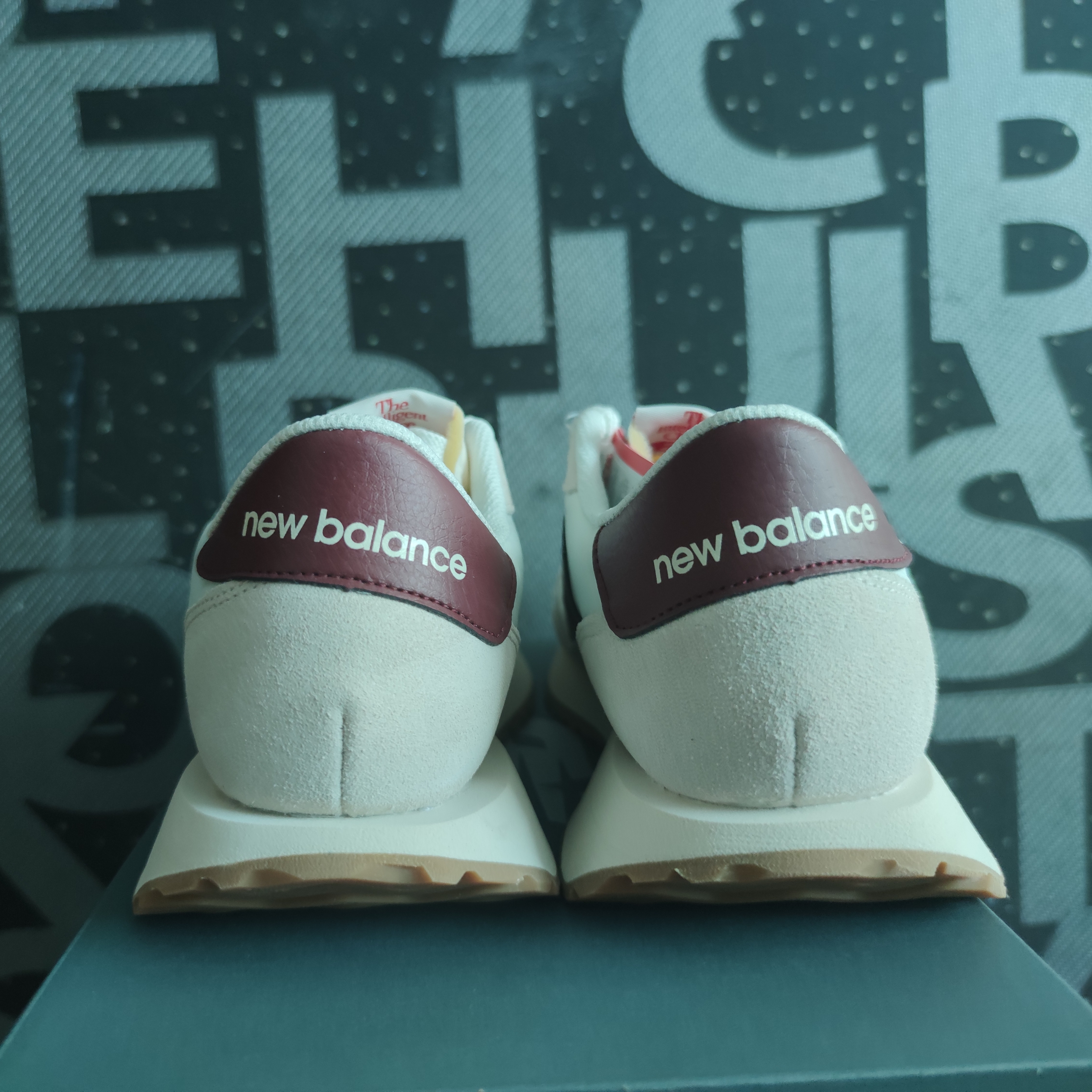 New Balance 237 Moonbeam Classic Burgundy 착용 스타일 - 5