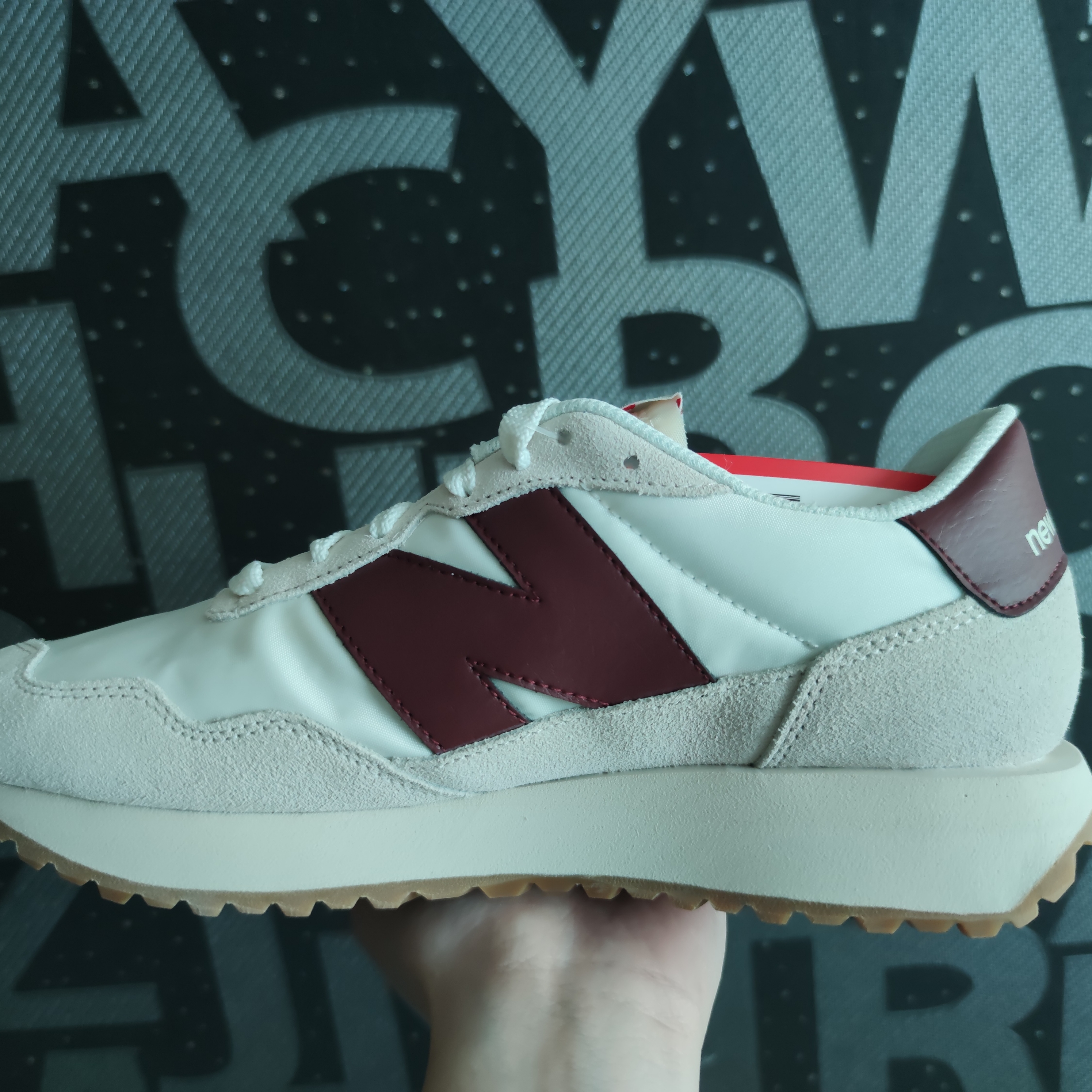 New Balance 237 Moonbeam Classic Burgundy 착용 스타일 - 3