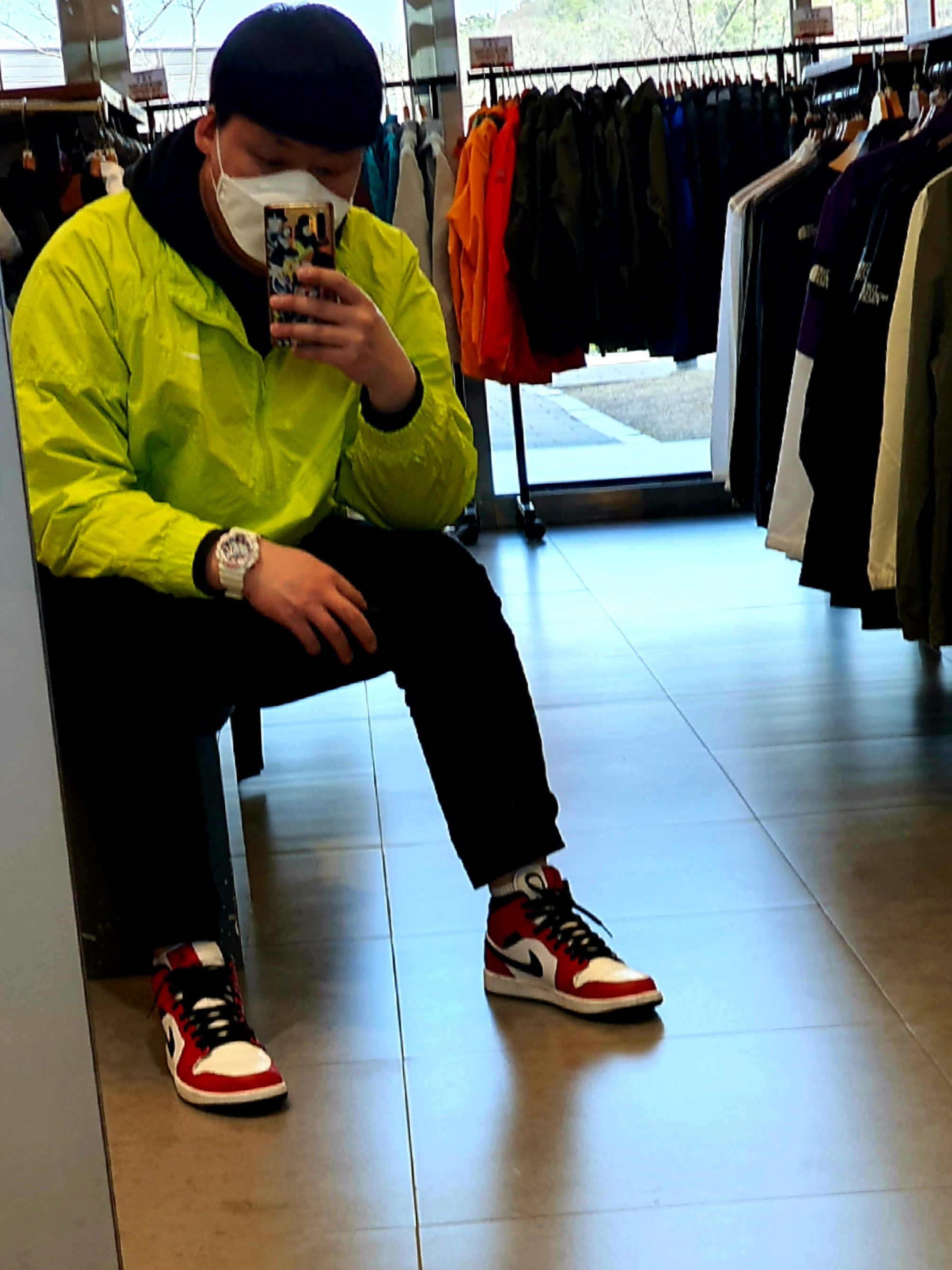 Jordan 1 Mid Chicago Black Toe, Nike x Stussy Windrunner Jacket Bright Cactus 착용 스타일 - 1