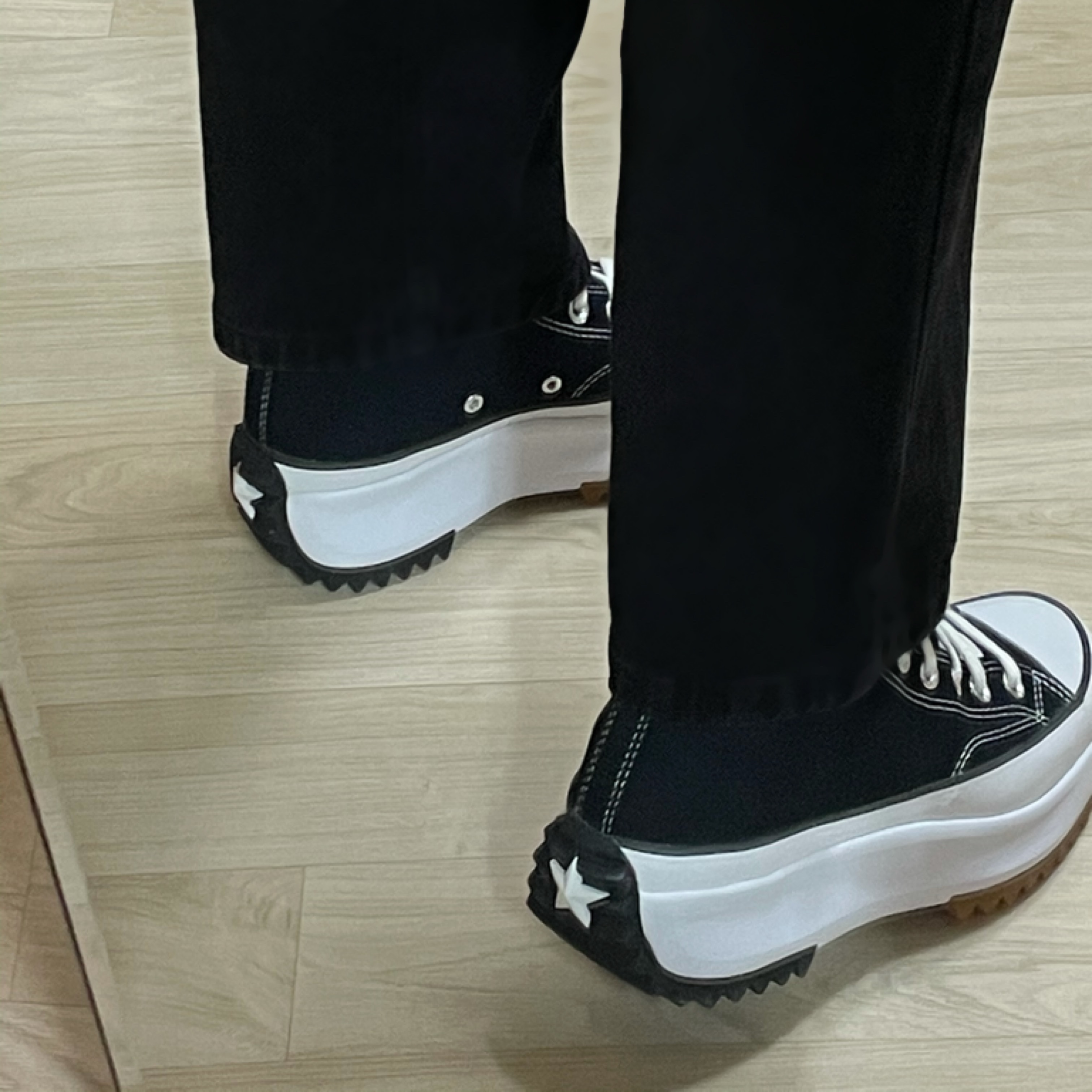 Converse Run Star Hike Hi Black White Gum 착용 스타일