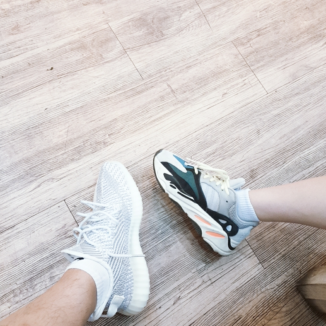 Adidas Yeezy Boost 700 Wave Runner Solid Grey 2017/2019, Adidas Yeezy Boost 350 V2 Static - Non-Reflective 2018 착용 스타일