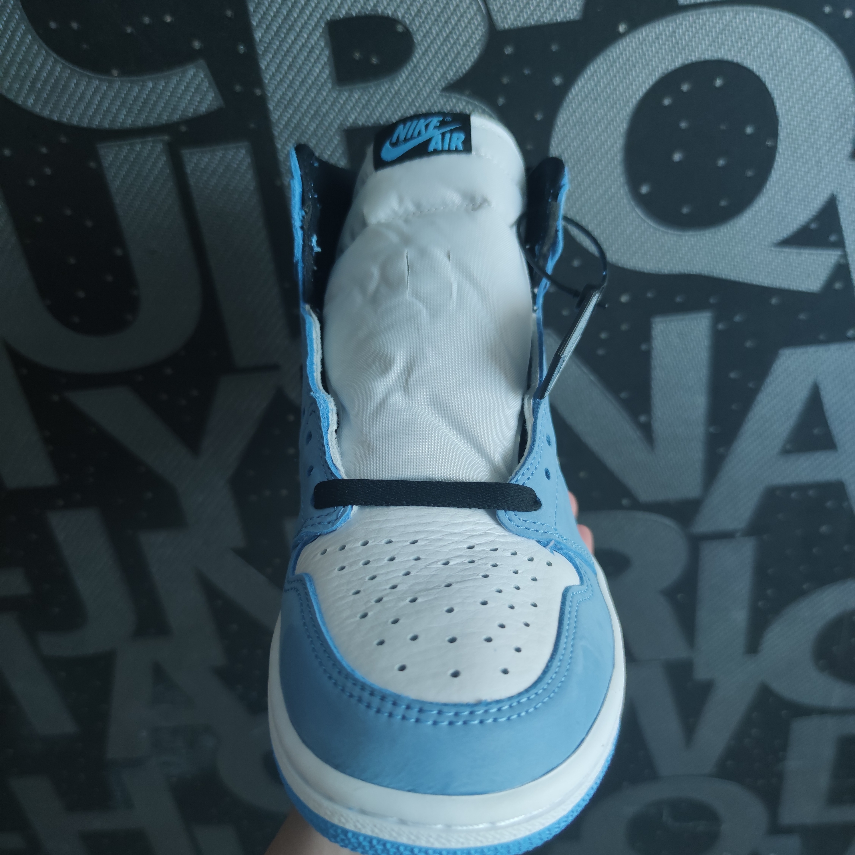Jordan 1 Retro High OG University Blue 착용 스타일 - 2
