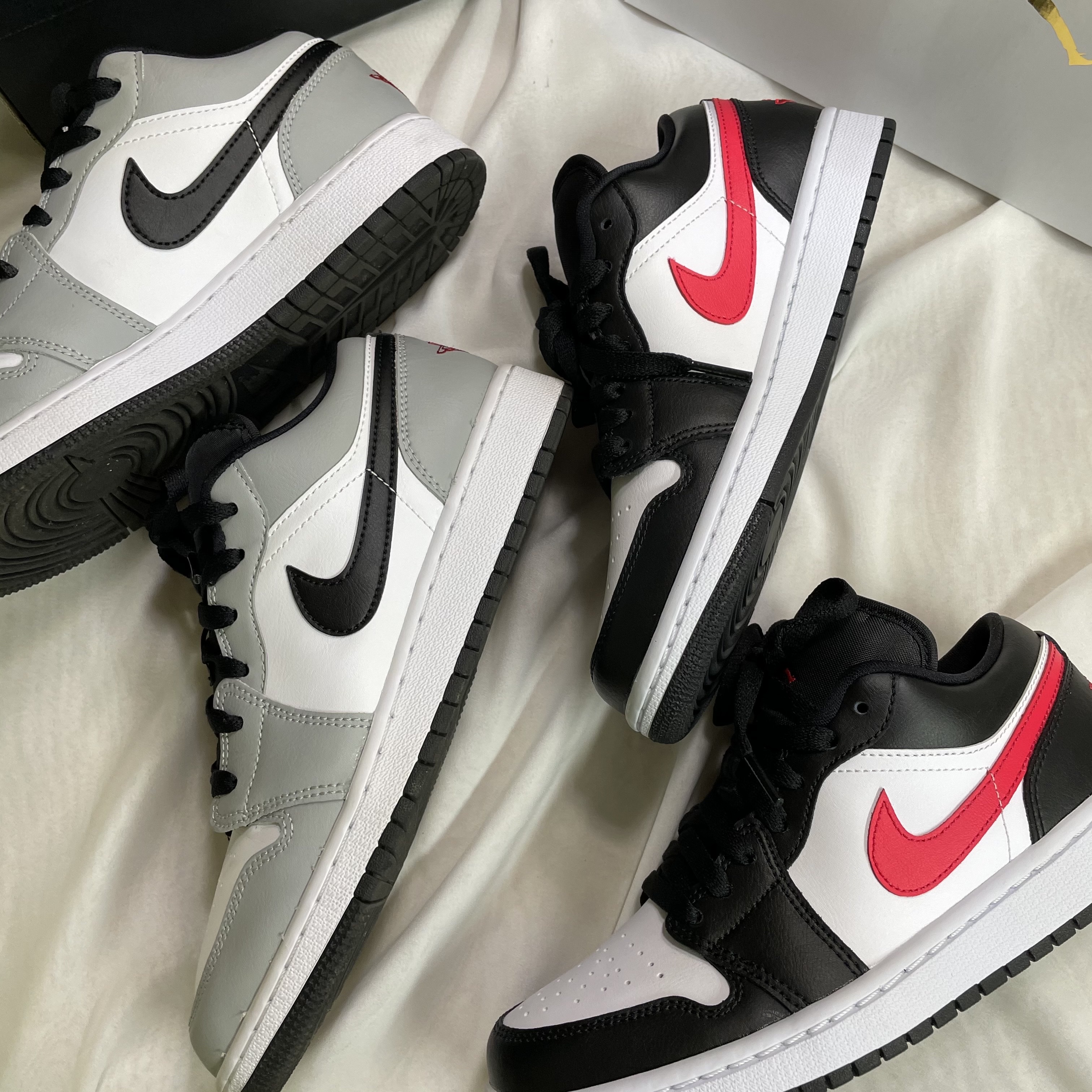 (GS) Jordan 1 Low Light Smoke Grey, (W) Jordan 1 Low Black Siren Red 착용 스타일 - 2