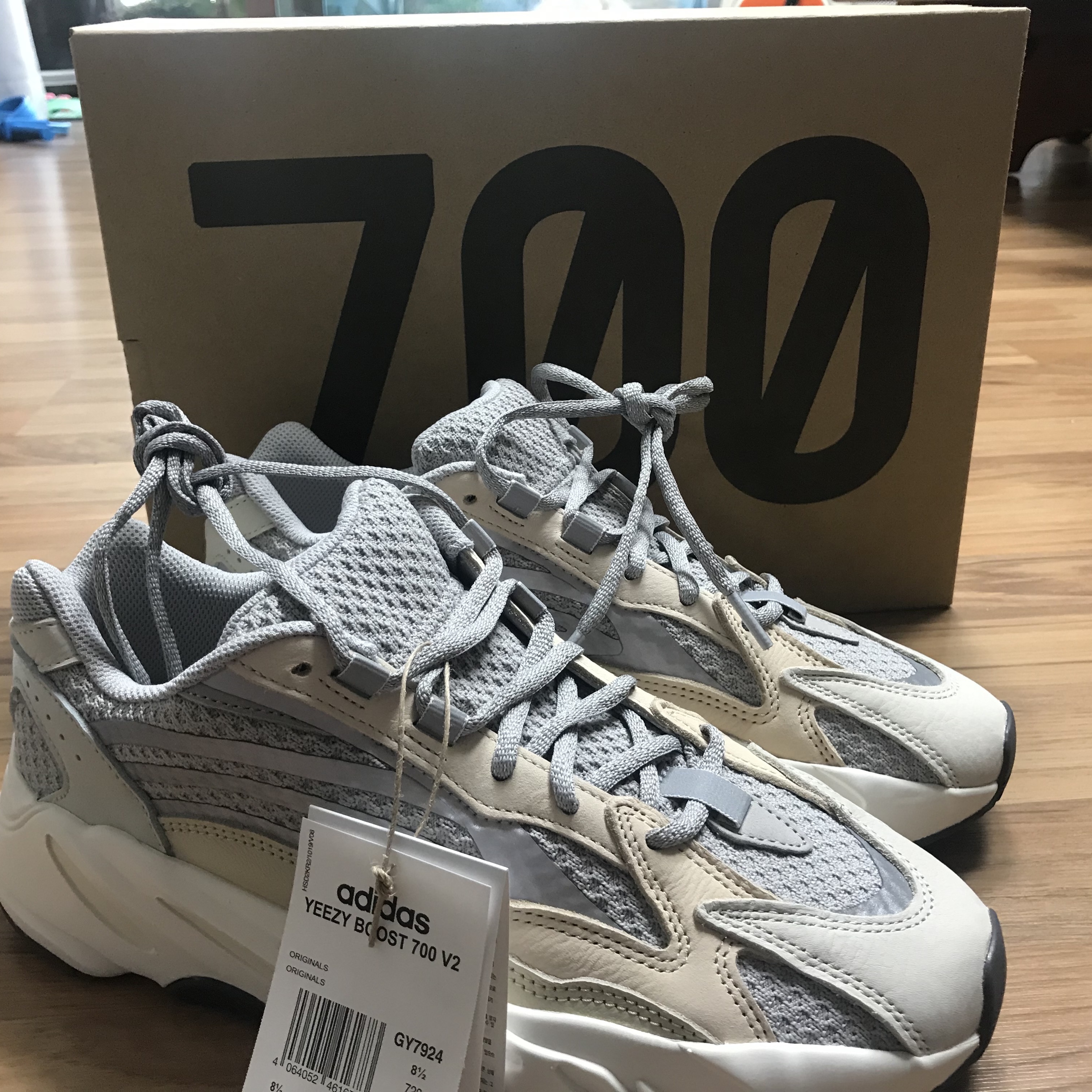 Adidas Yeezy Boost 700 V2 Cream 착용 스타일 - 3