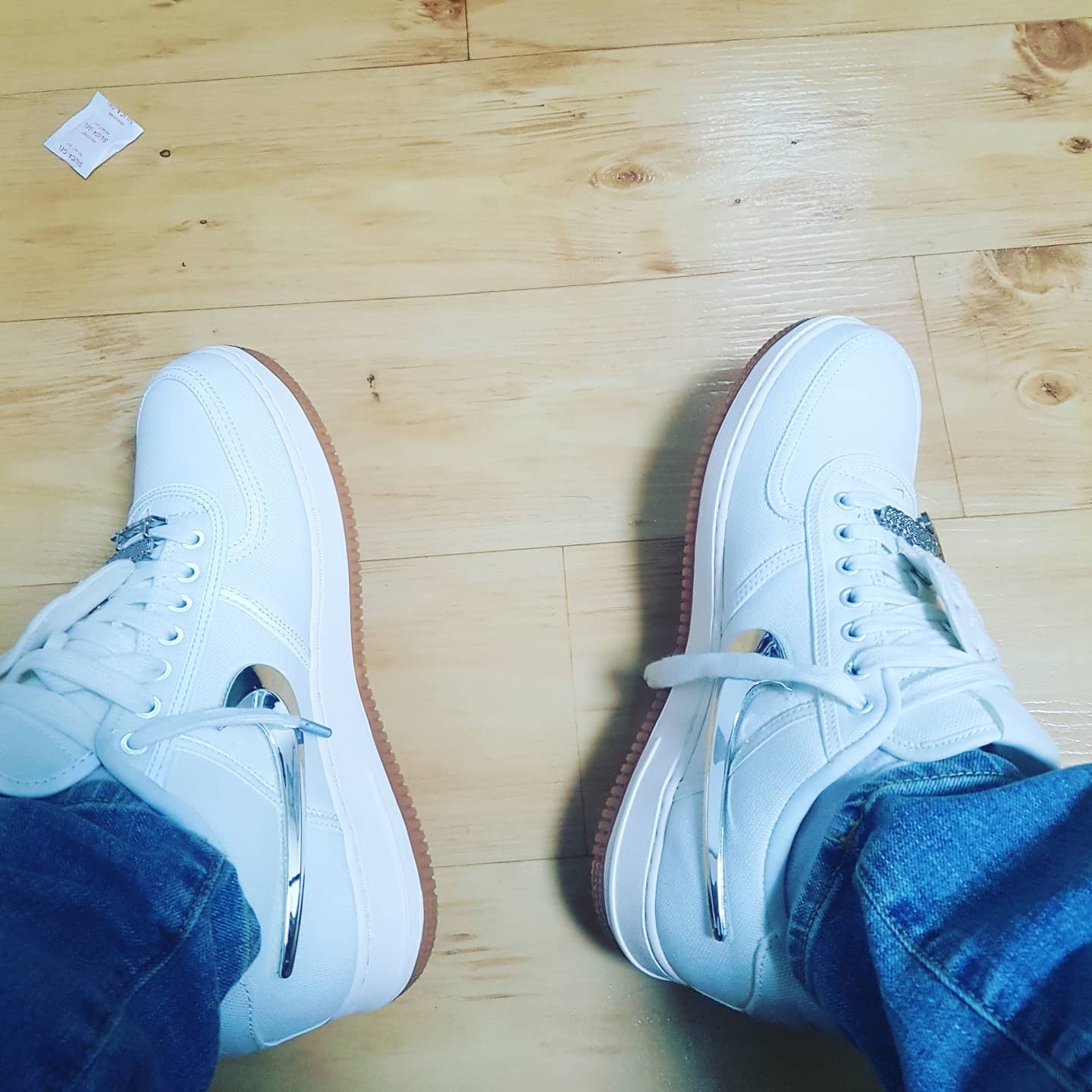 Nike x Travis Scott Air Force 1 Low Sail 착용 스타일