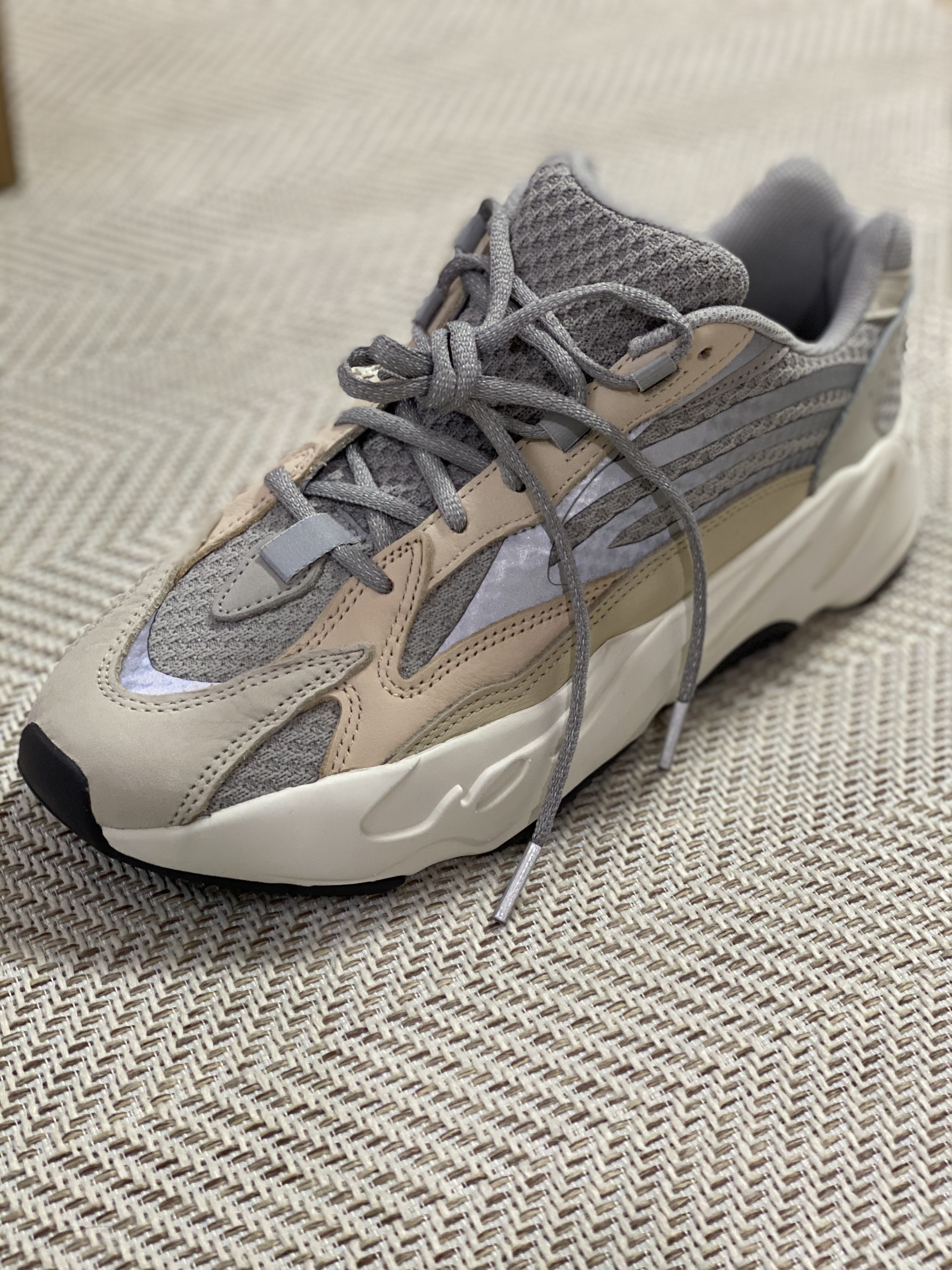Adidas Yeezy Boost 700 V2 Cream, Adidas Yeezy Boost 700 V2 Static 2018 착용 스타일 - 3