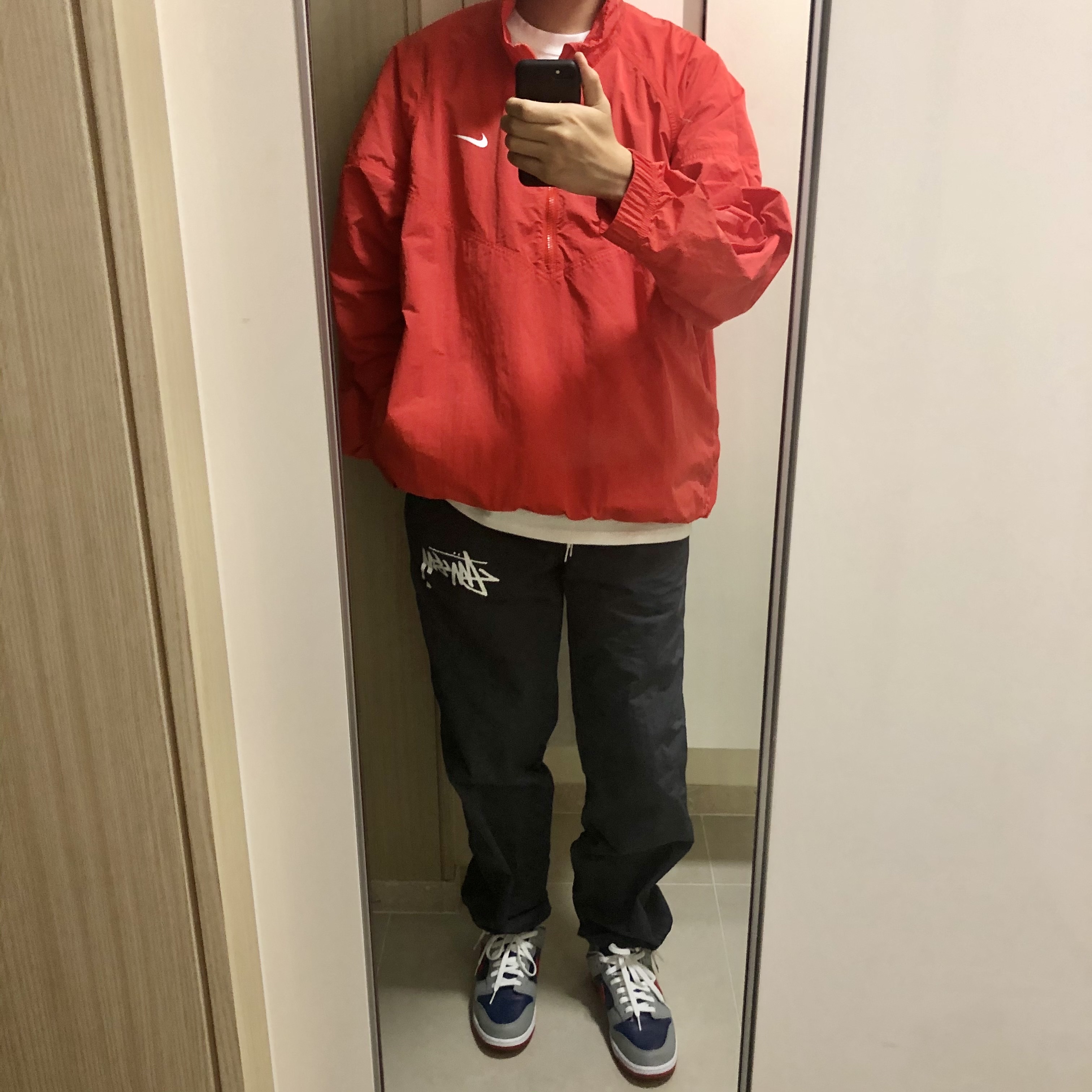 Nike x Stussy Windrunner Jacket Habanero Red, Nike x Stussy Beach Pants Off Noir 착용 스타일