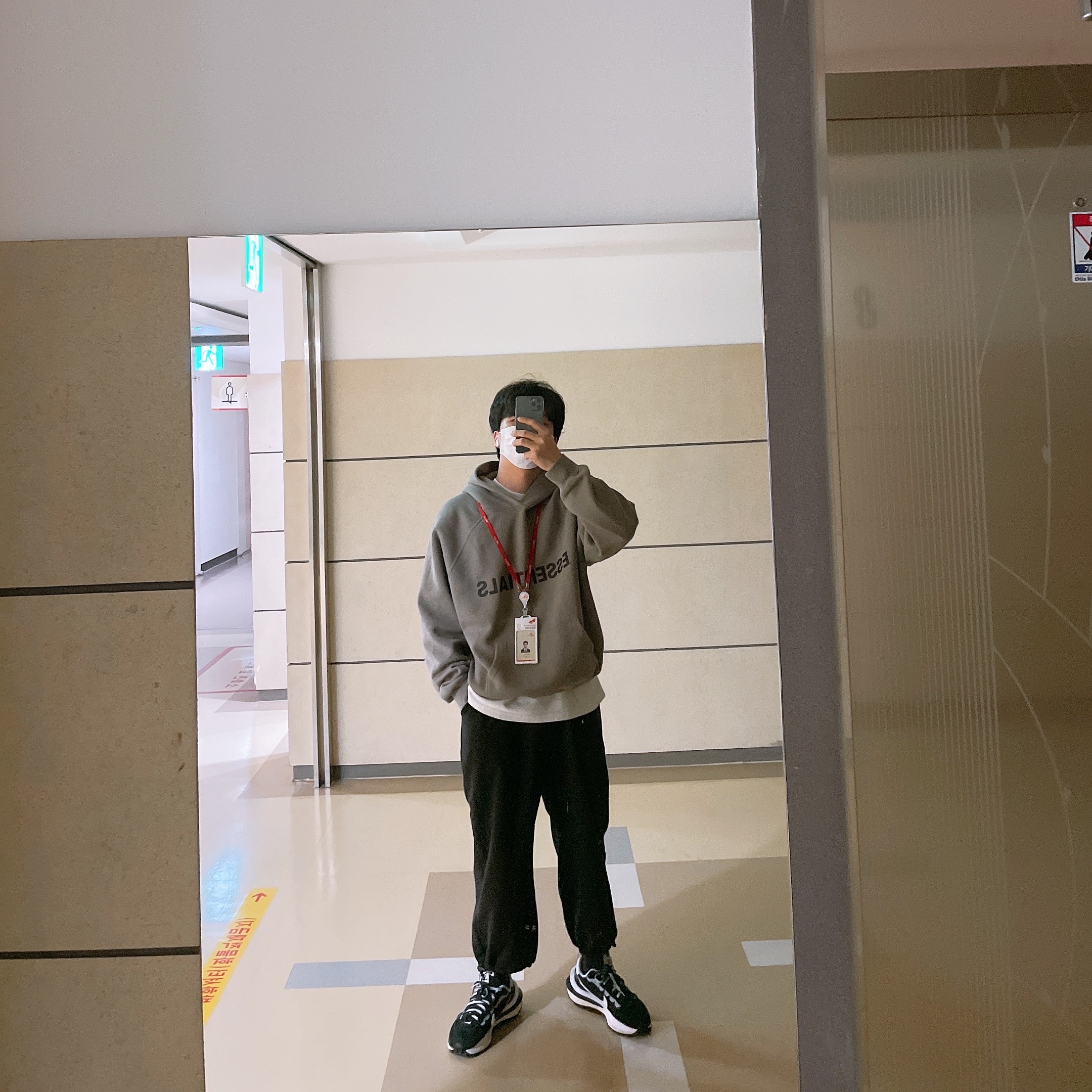 Nike x Sacai VaporWaffle Black White, Essentials 3D Silicon Applique Pullover Hoodie Cement - 20FW 착용 스타일