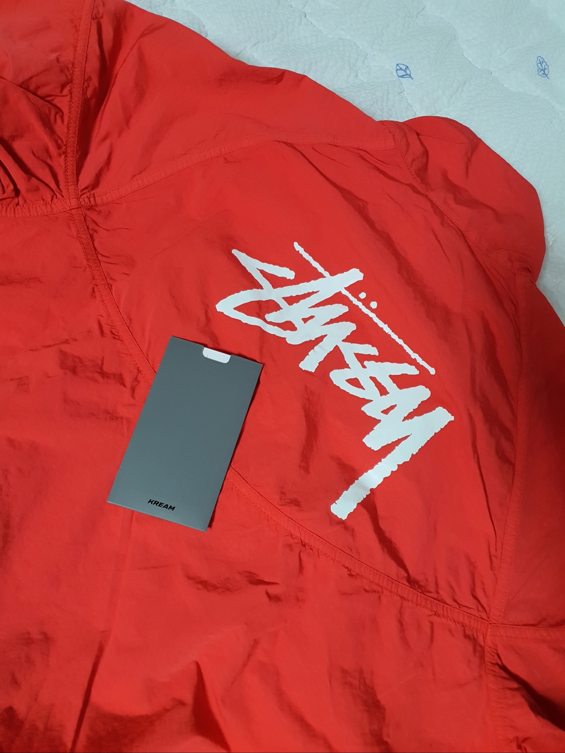 Nike x Stussy Windrunner Jacket Habanero Red, Nike x Stussy Air Zoom Spiridon Cage 2 Fossil 착용 스타일 - 3